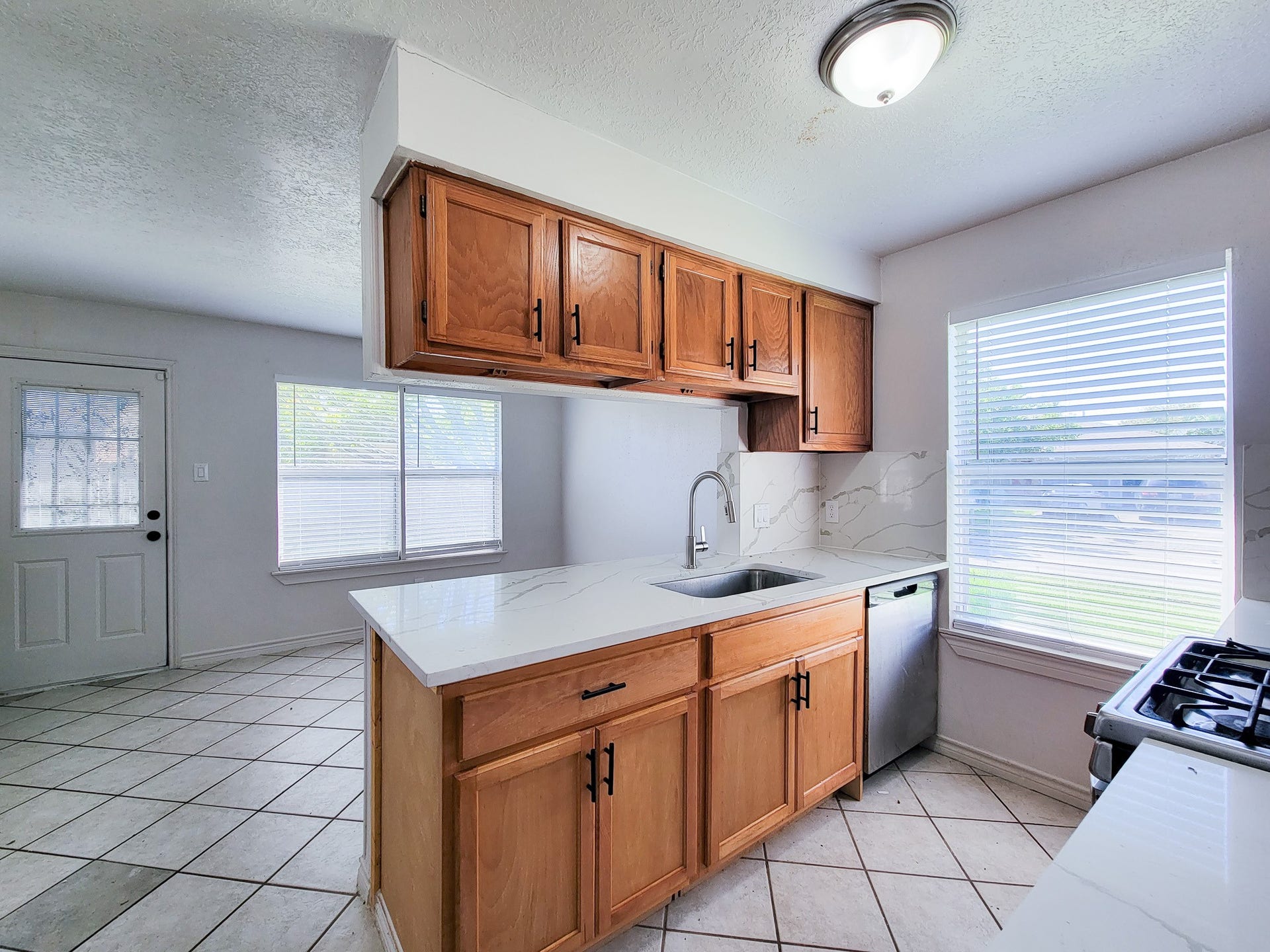 10102 Park Lane, La Porte, TX 77571 10102 Park Lane, La Porte, TX 77571