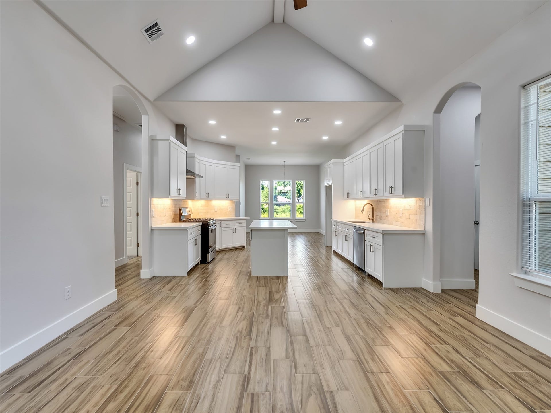 4106 Hill Avenue, Dickinson, TX 77539 Spacious kitchen and living combo