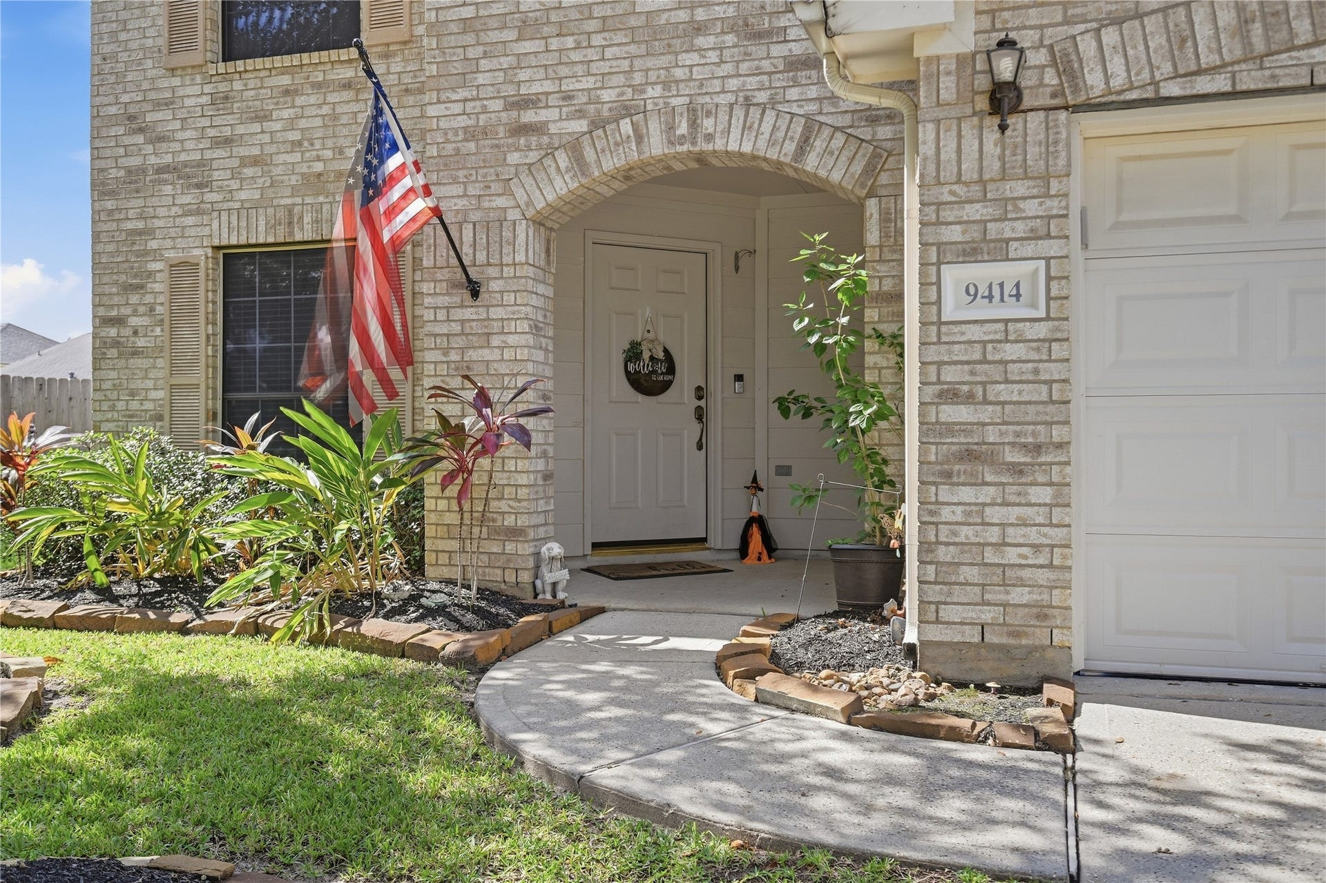 9414 Sagehampton Court, Spring, TX 77379 Arched covered entry porch