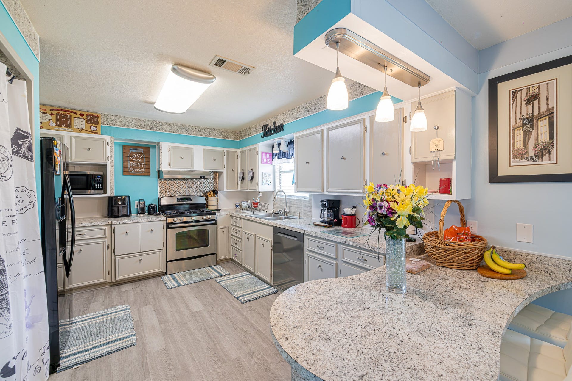 321 Ling Street, Hitchcock, TX 77563 open kitchen