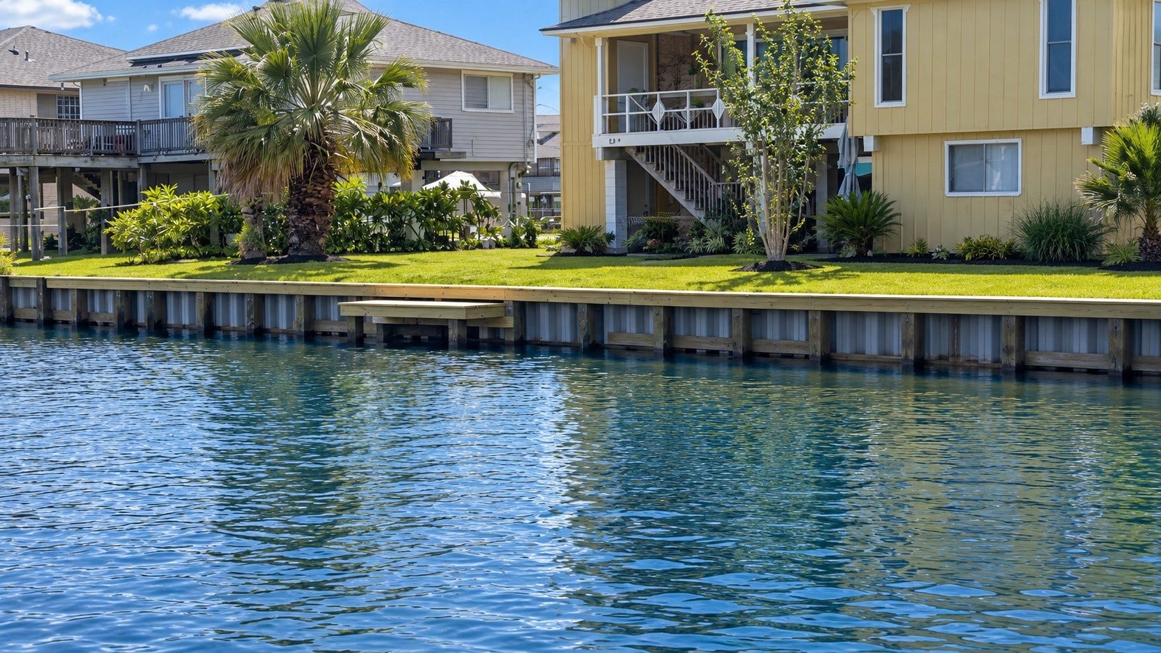 321 Ling Street, Hitchcock, TX 77563 BRAND NEW BULK HEAD!!! HUGE EXPENSE PAID BY SELLER!