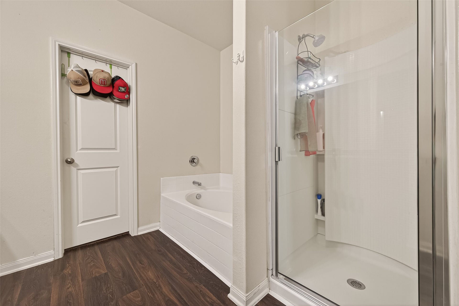 2085 Saras Way, Brookshire, TX 77423 Shower and Soaking tub separated