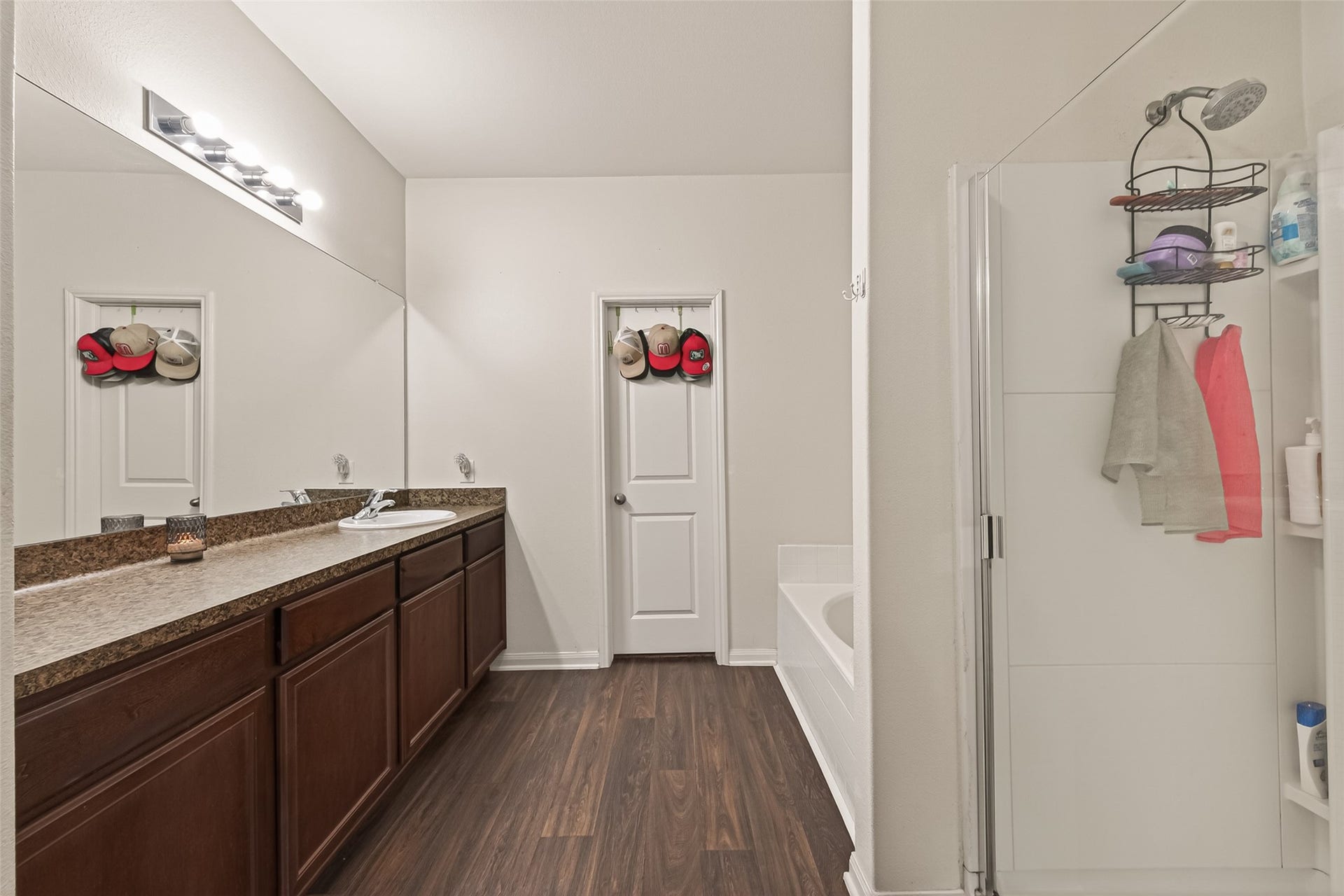 2085 Saras Way, Brookshire, TX 77423 Downstairs Mater Bathroom