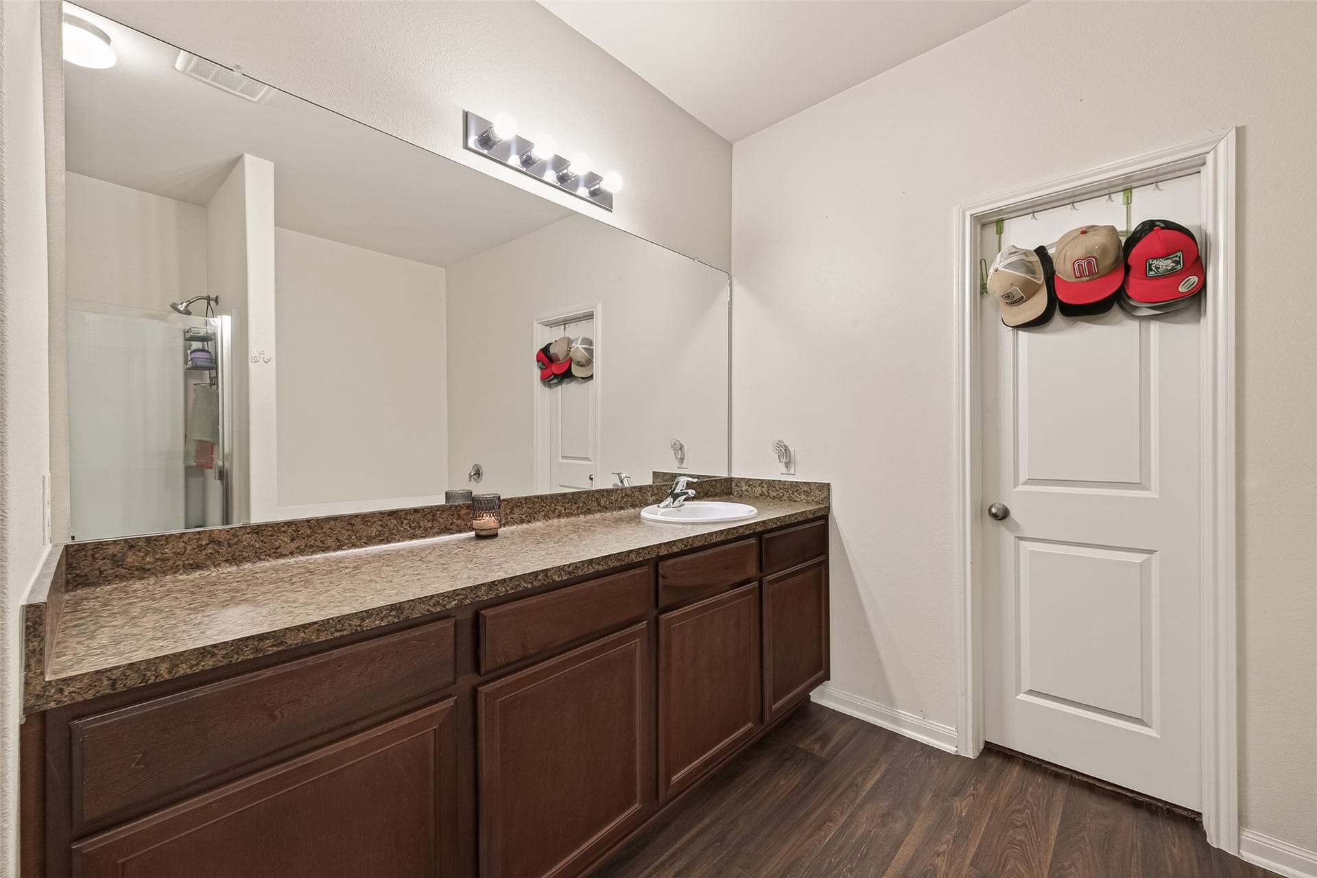2085 Saras Way, Brookshire, TX 77423 Downstairs Mater Bathroom