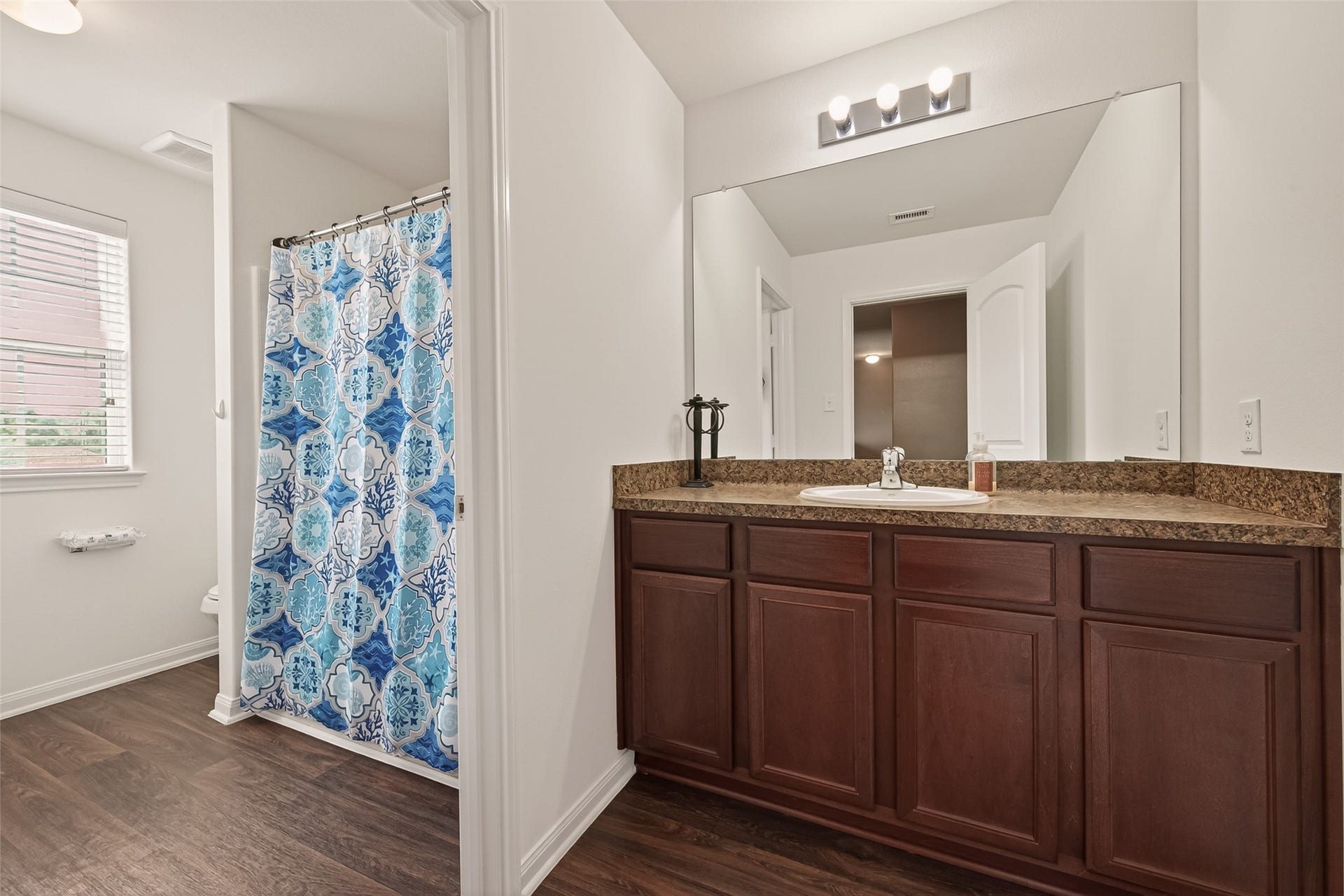 2085 Saras Way, Brookshire, TX 77423 Upstairs Full Bathroom