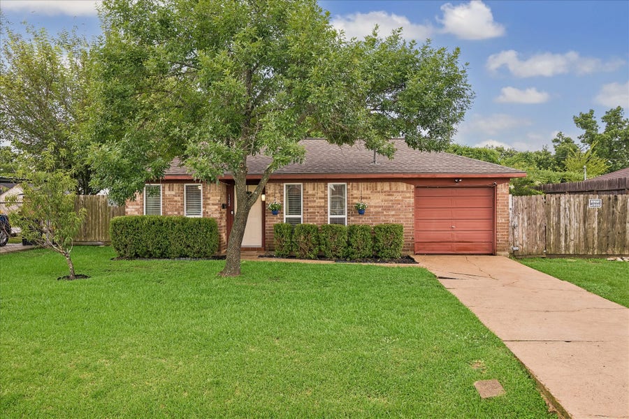 Property photo for 1122 Sunny Drive, Houston, TX