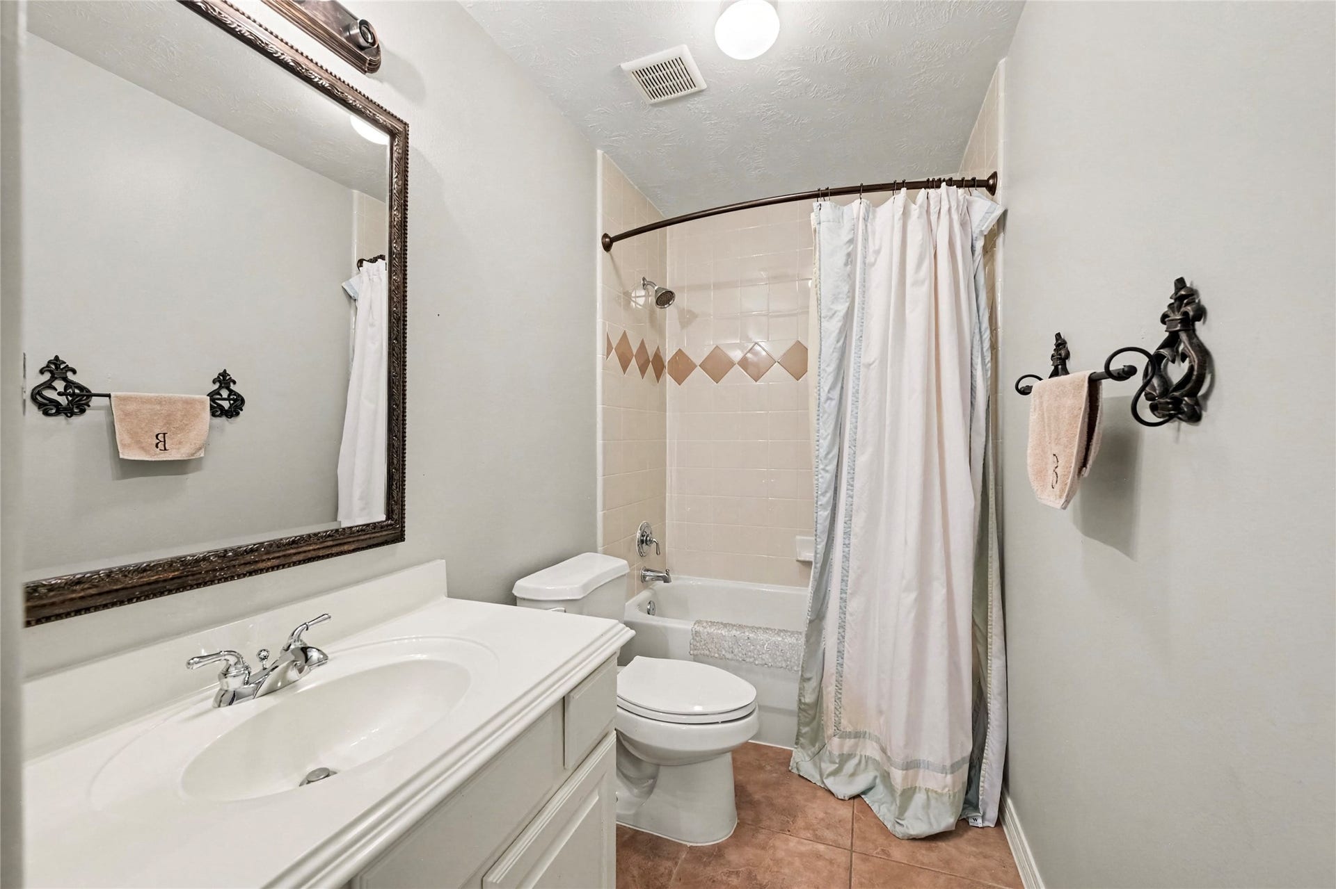 Secondary bathroom with vanity and tub/shower combination.