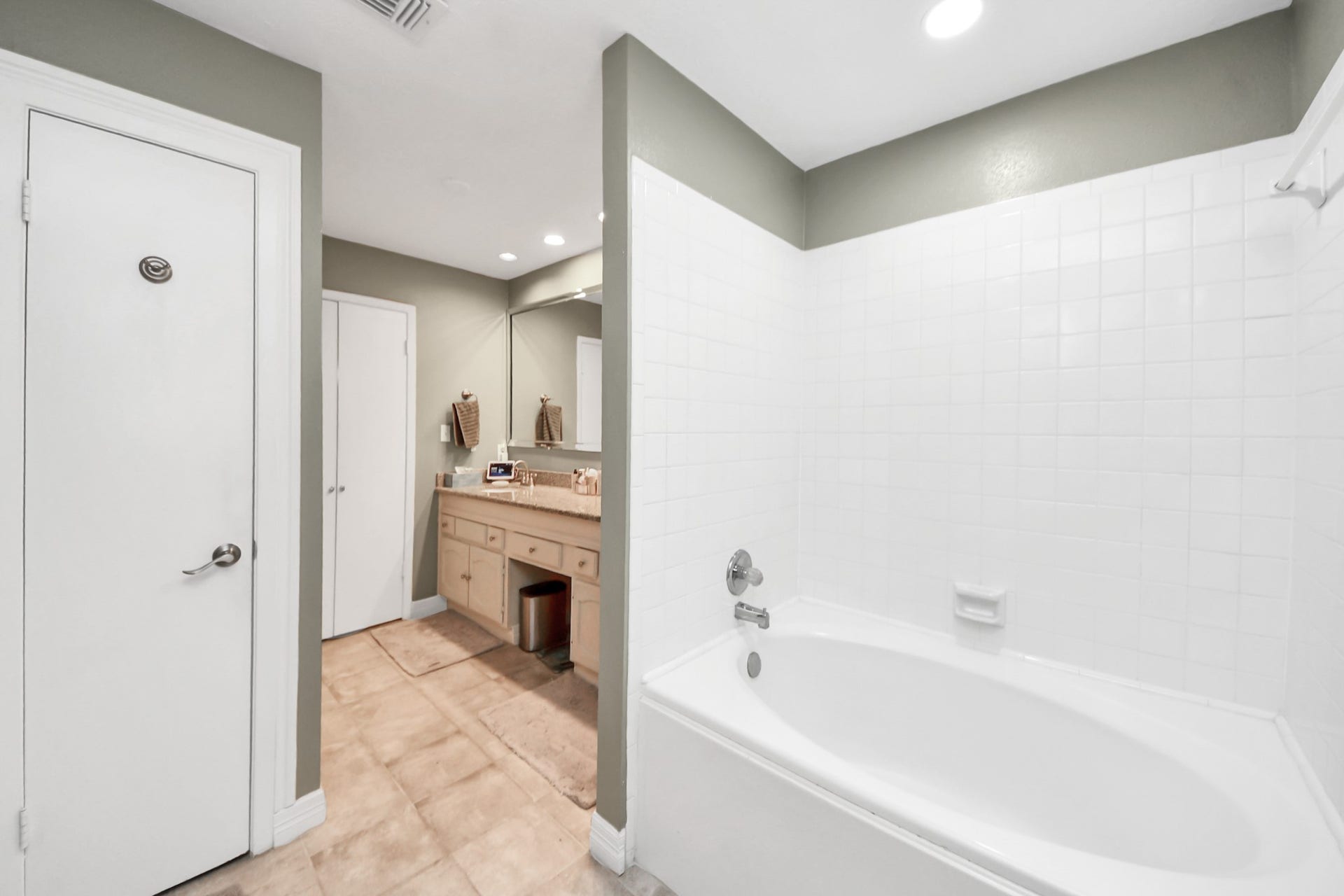 1710 Mayweather Lane, Richmond, TX 77406 Neutral finishes and generous space provide a comfortable primary bath retreat.