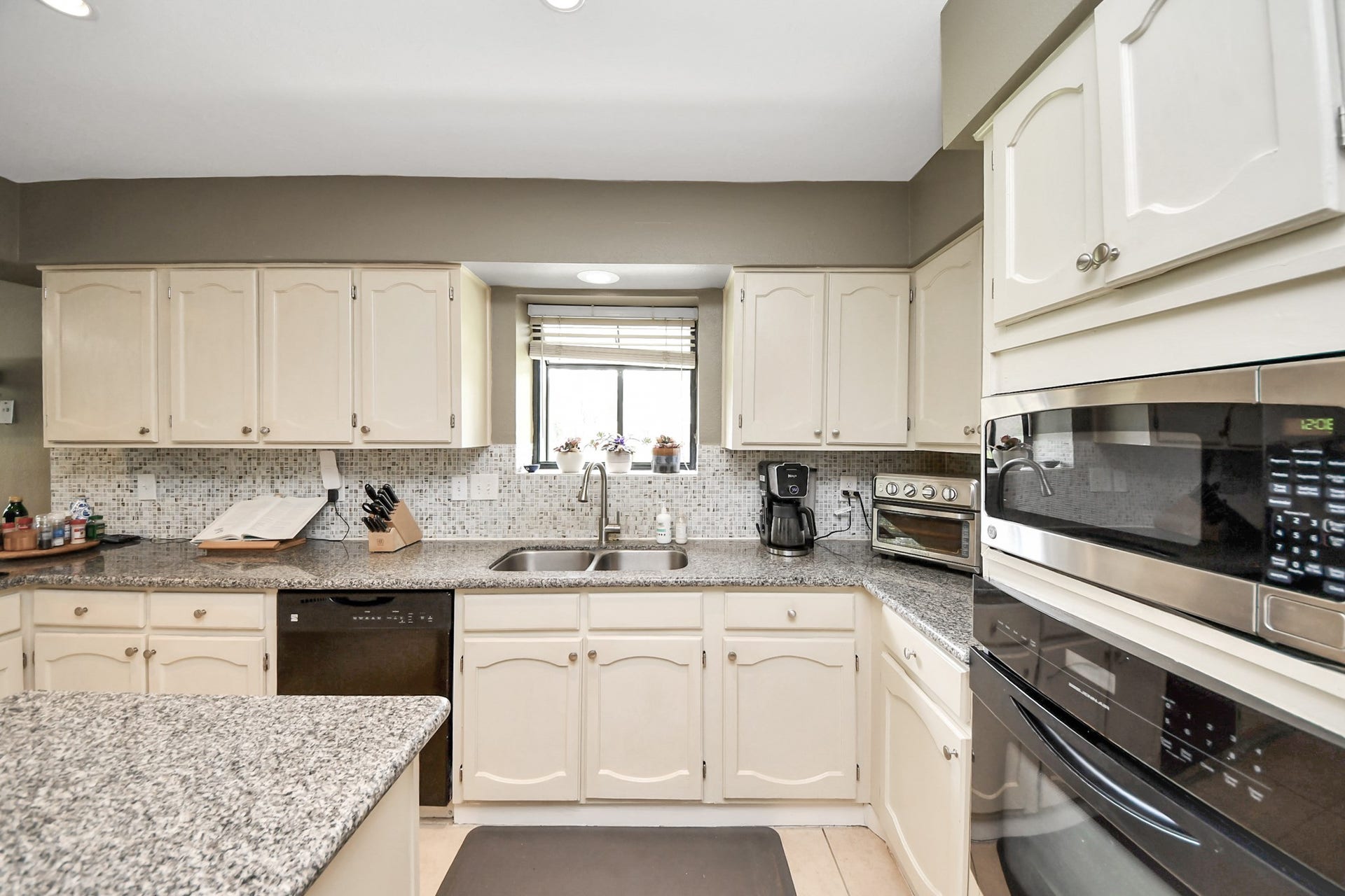 1710 Mayweather Lane, Richmond, TX 77406 Granite countertops, stainless appliances, and abundant cabinetry define the kitchen.