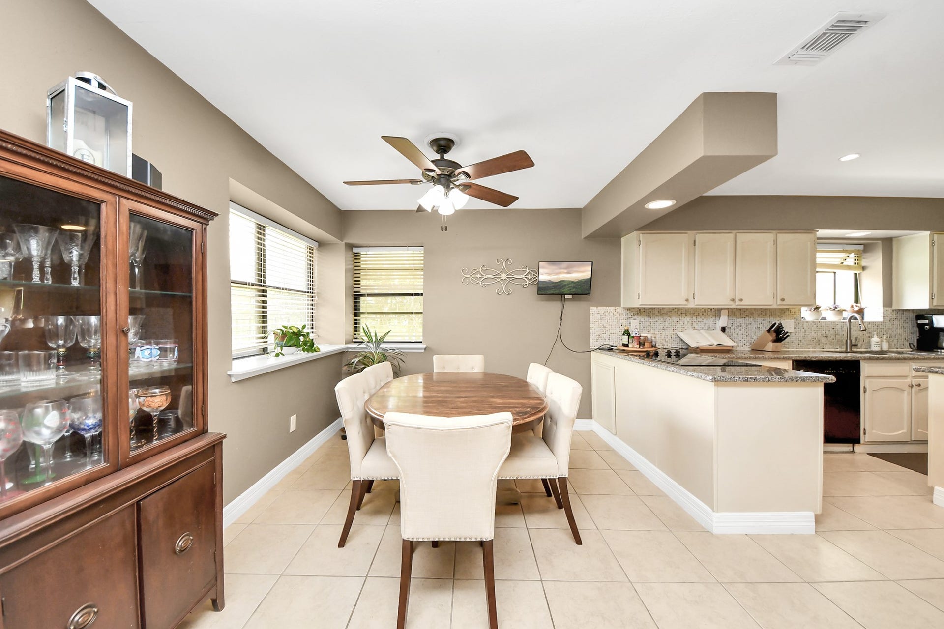 1710 Mayweather Lane, Richmond, TX 77406 Breakfast area adjacent to the kitchen with room for everyday meals and morning coffee.