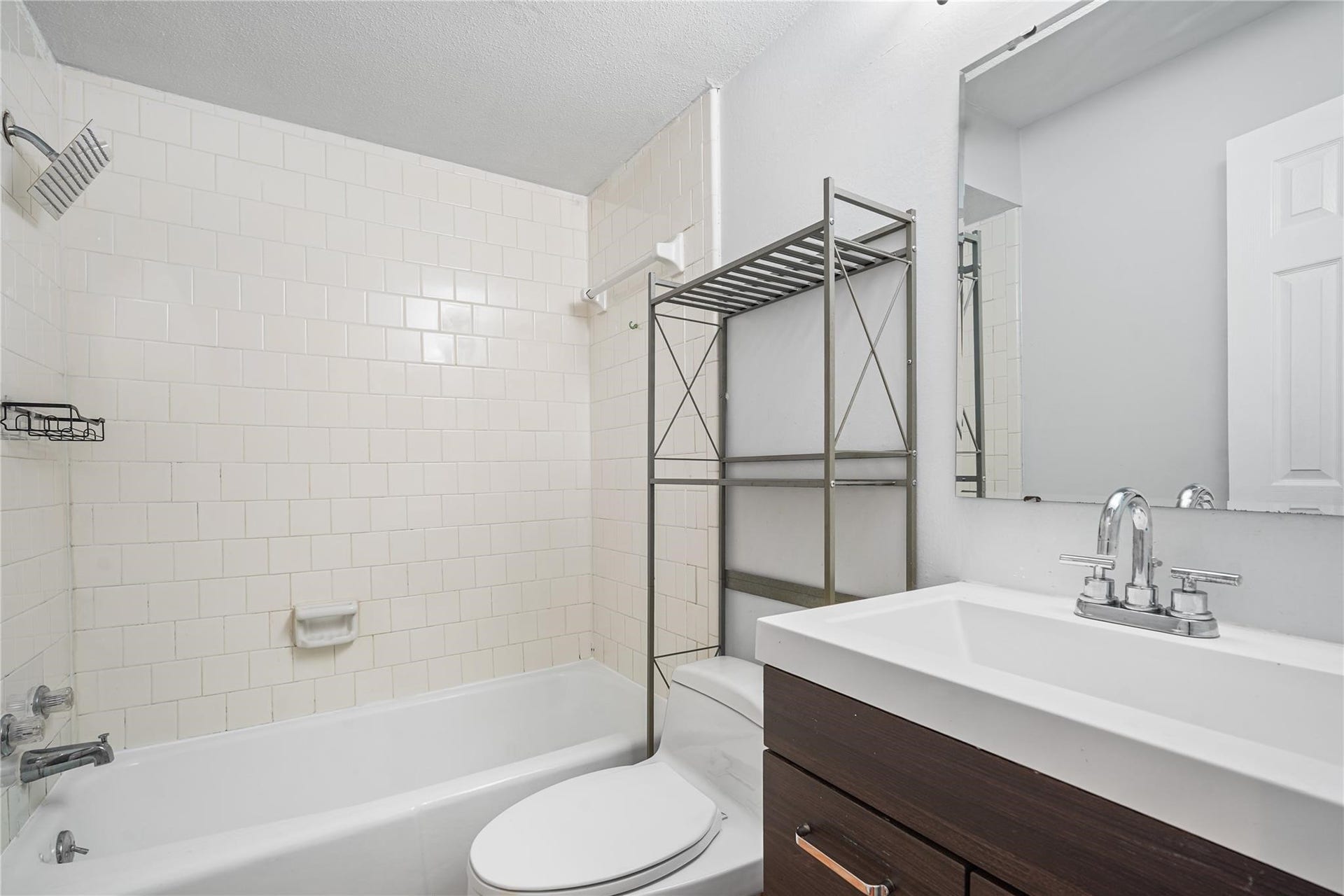 12633 Memorial Drive, #118, Houston, TX 77024 View of the second bathroom.