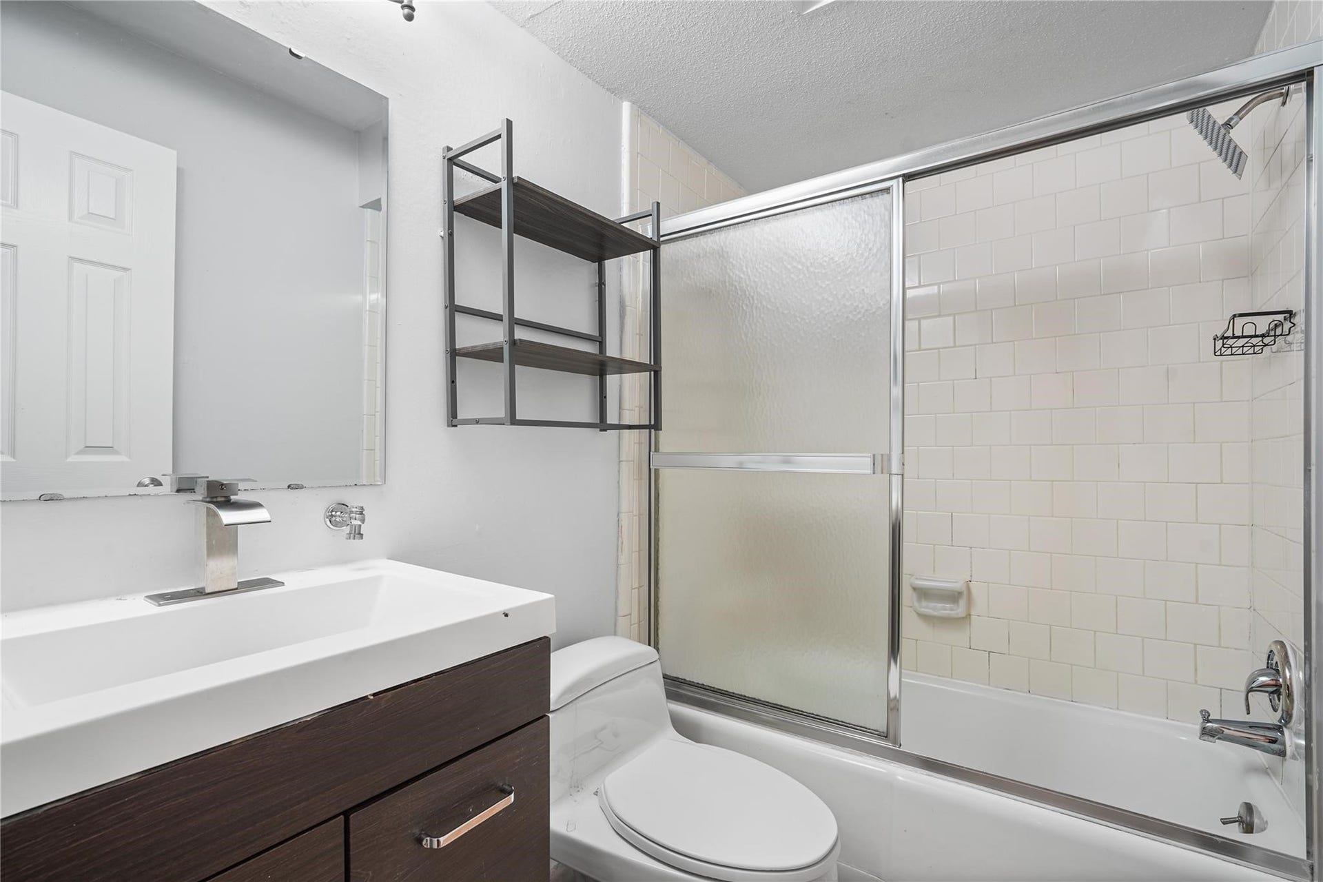 12633 Memorial Drive, #118, Houston, TX 77024 View of the primary bathroom.