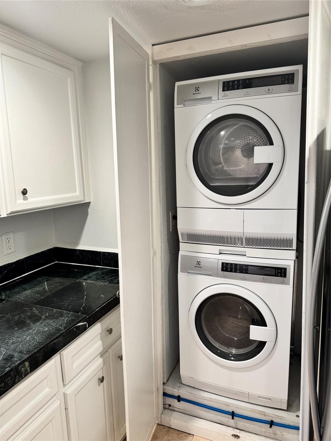 12633 Memorial Drive, #118, Houston, TX 77024 Stackable washer and dryer.