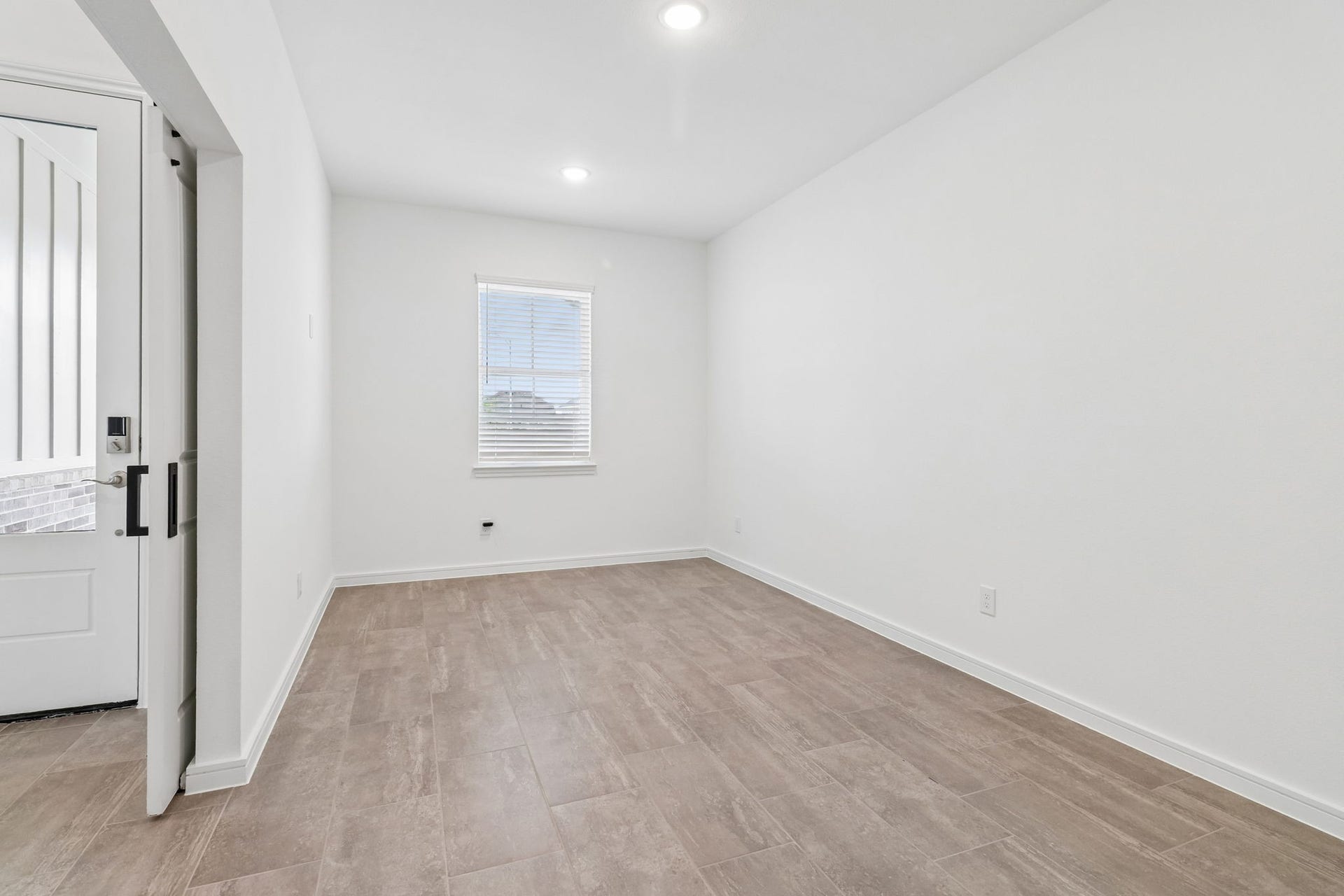 11822 Old Fashion Circle, Mont Belvieu, TX 77535 Large office space to accommodate your work from home needs.