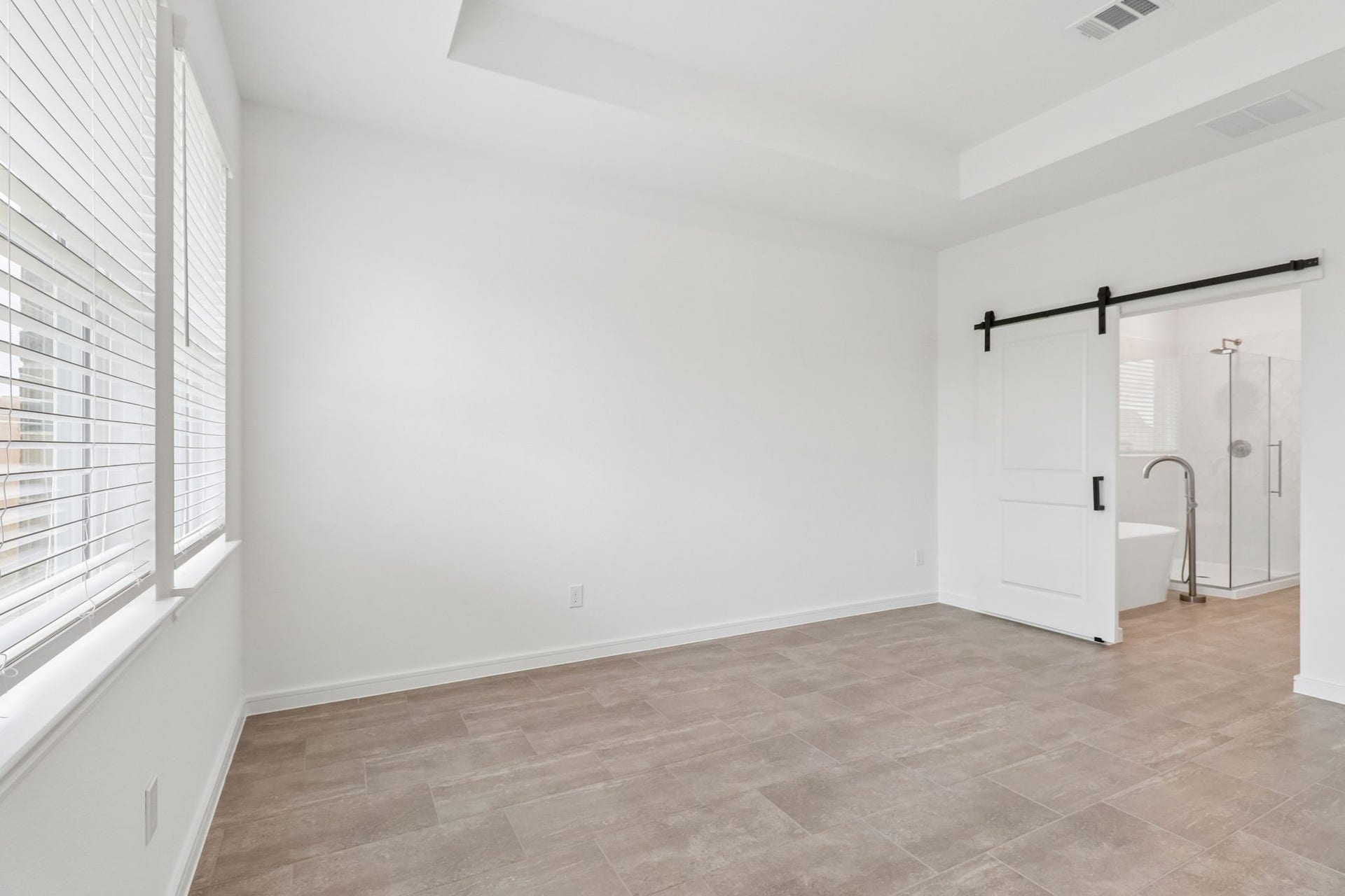 11822 Old Fashion Circle, Mont Belvieu, TX 77535 Sliding doors lead to primary bathroom