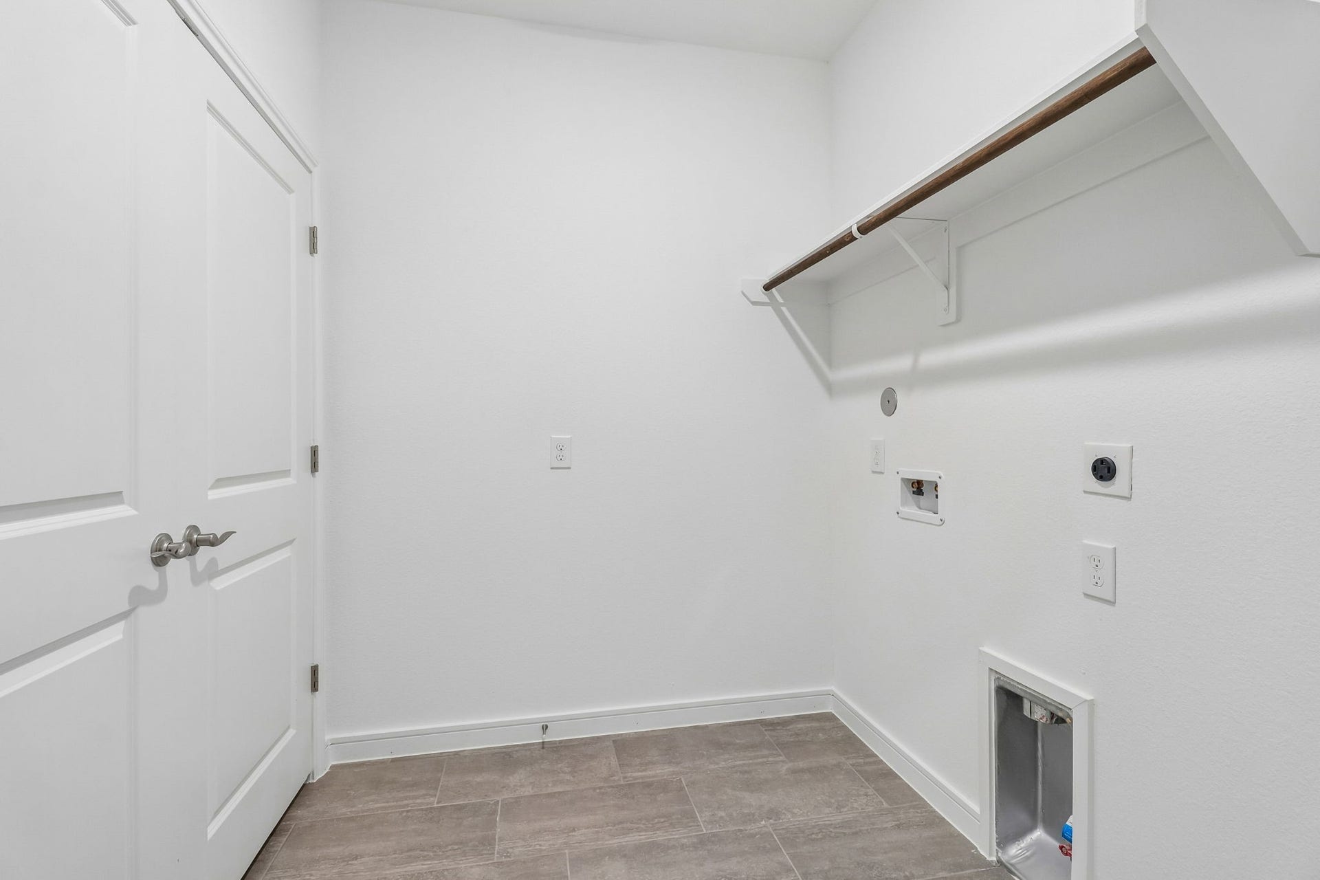 11822 Old Fashion Circle, Mont Belvieu, TX 77535 Laundry room