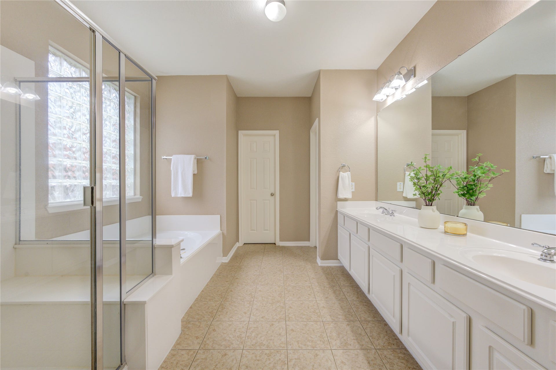 7811 Ravens Point Drive, Richmond, TX 77406 Spa-inspired primary bath with dual vanities, jetted tub, and separate shower.