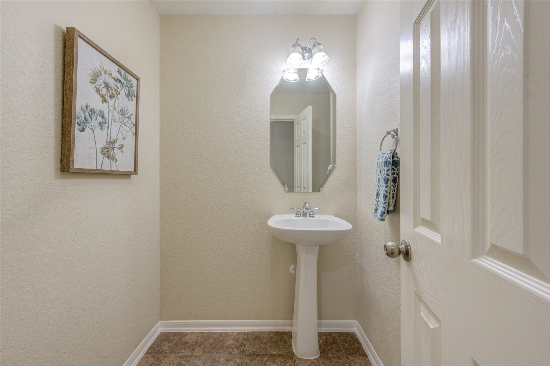 7811 Ravens Point Drive, Richmond, TX 77406 Charming half bath ideally located for guests with a clean and functional design.