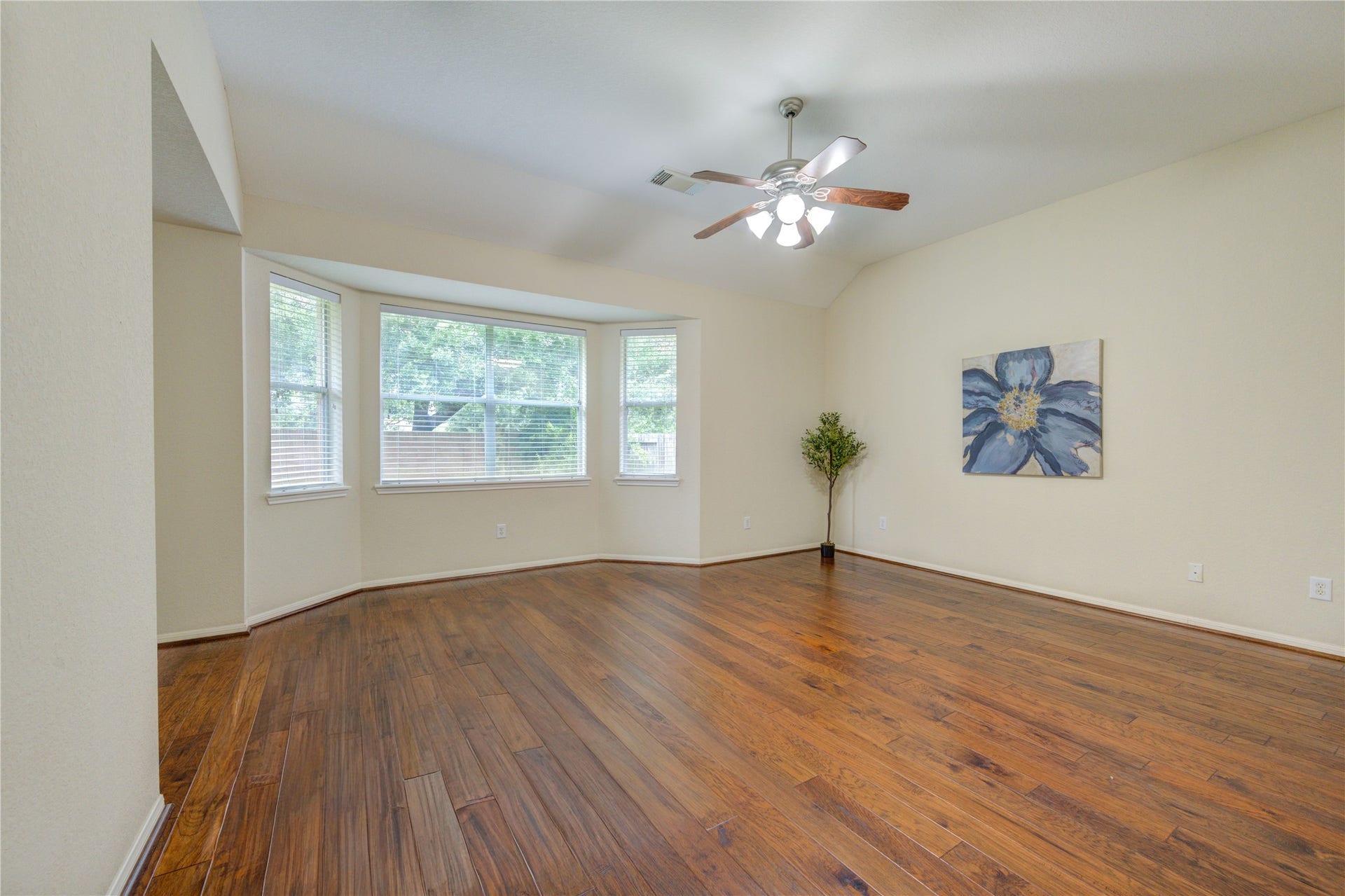 7811 Ravens Point Drive, Richmond, TX 77406 Private owners retreat featuring vaulted ceilings, and oversized windows that create a bright and comfortable atmosphere.
