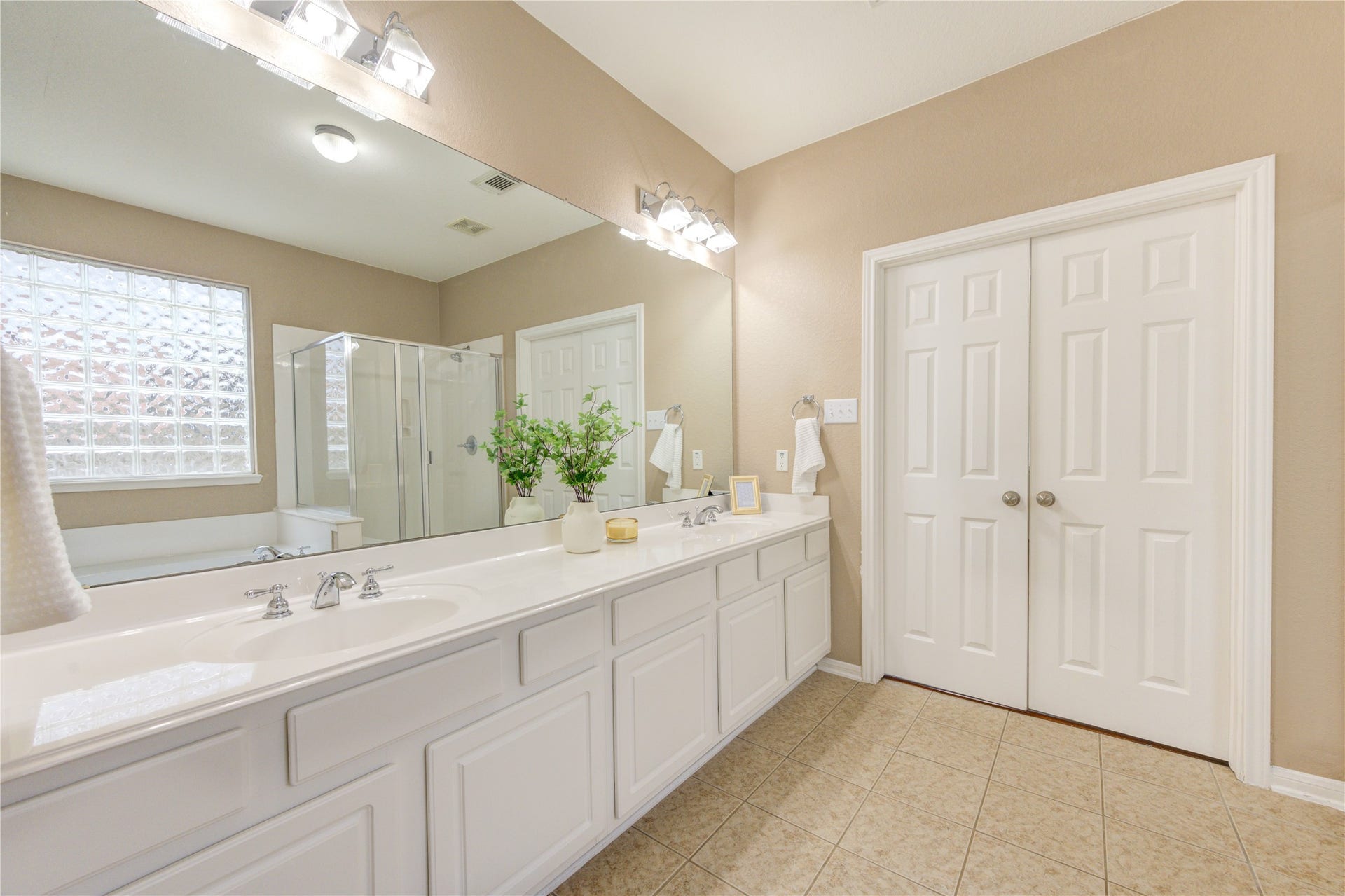 7811 Ravens Point Drive, Richmond, TX 77406 Extended counter space with ample storage, and a large mirror