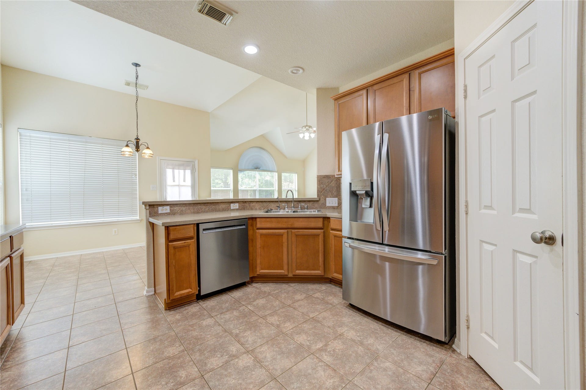 7811 Ravens Point Drive, Richmond, TX 77406 Breakfast bar seating, and beautiful sightlines into the main living space.