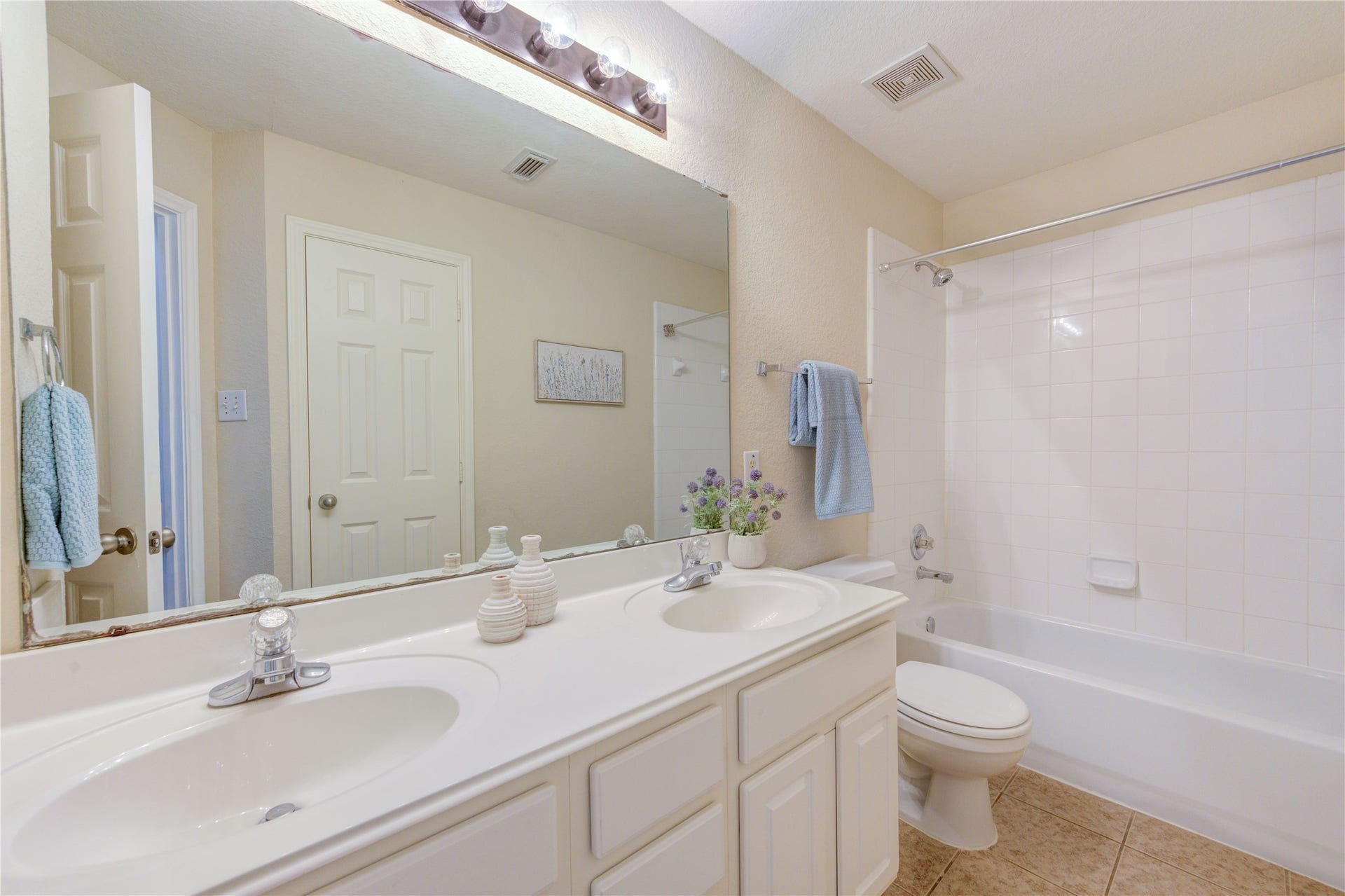 7811 Ravens Point Drive, Richmond, TX 77406 Spacious shared bath with dual sinks, abundant counter space, and a tub/shower combo perfect for busy mornings.