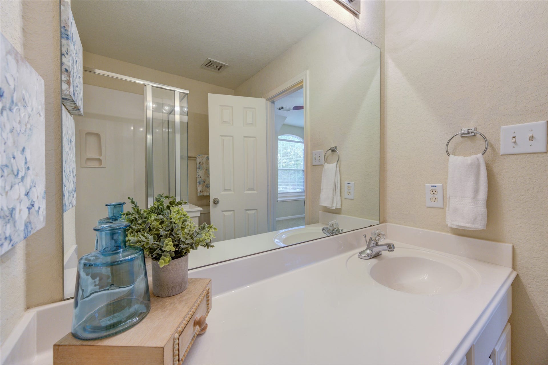 7811 Ravens Point Drive, Richmond, TX 77406 Private ensuite bath featuring a sleek vanity and walk-in shower for added comfort and convenience.