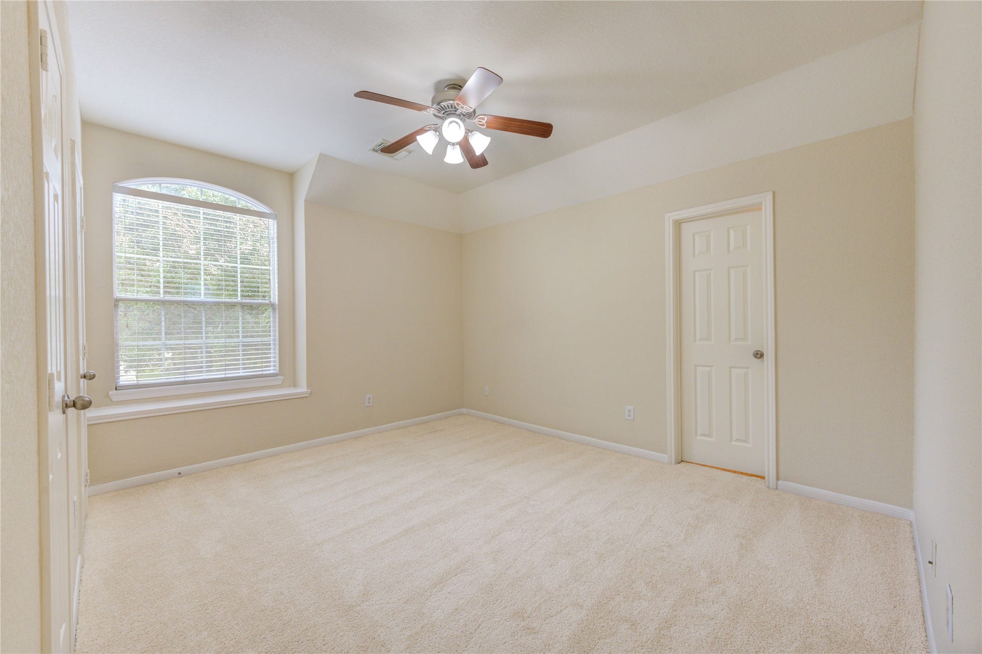 7811 Ravens Point Drive, Richmond, TX 77406 Comfortable guest suite bedroom with plush carpeting, soft natural light, and generous closet space.