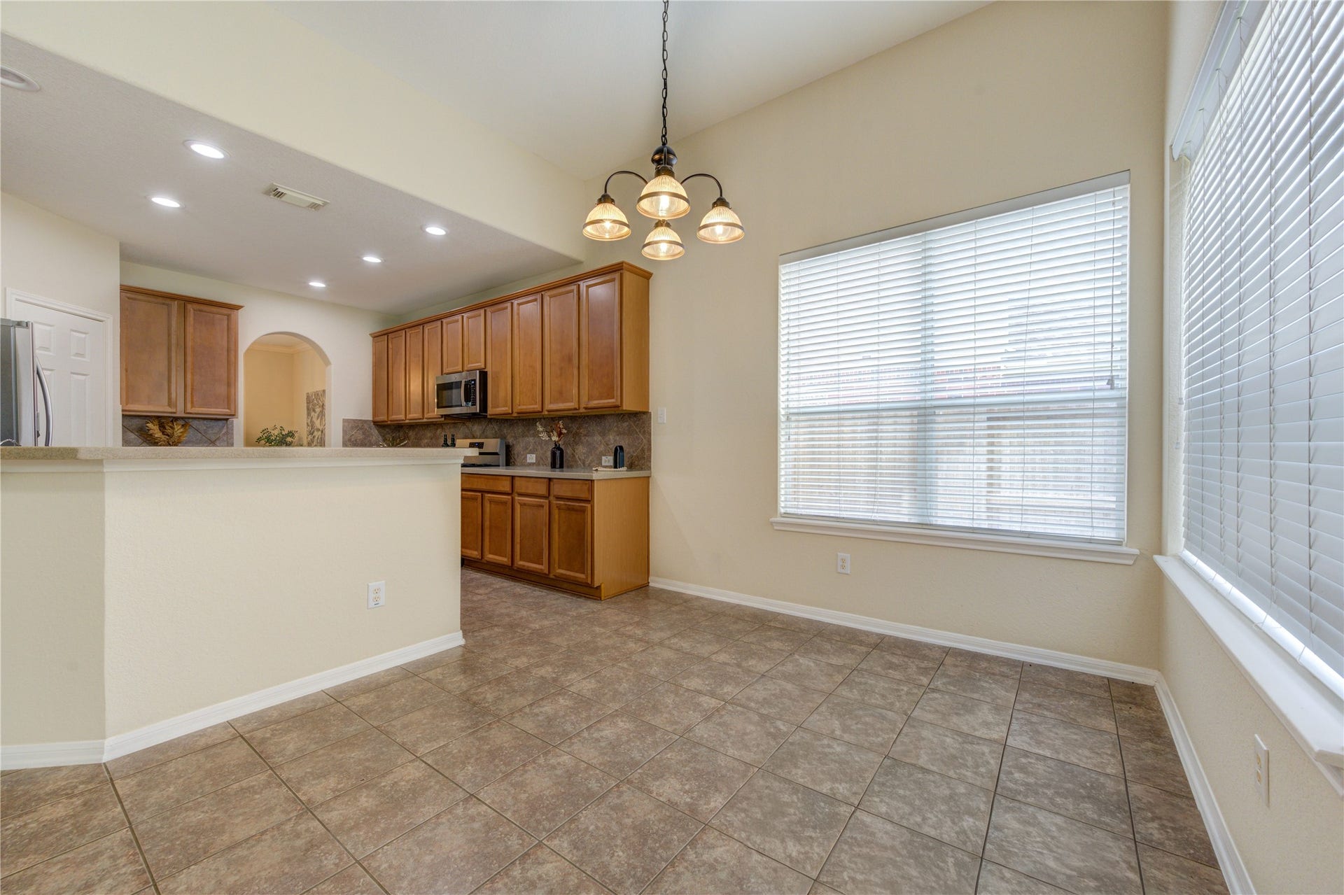 7811 Ravens Point Drive, Richmond, TX 77406 Sunny breakfast area with an open view into the inviting family room.