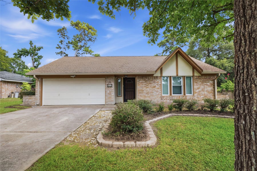 Property photo for 182 Greenleaf Lane, Conroe, TX