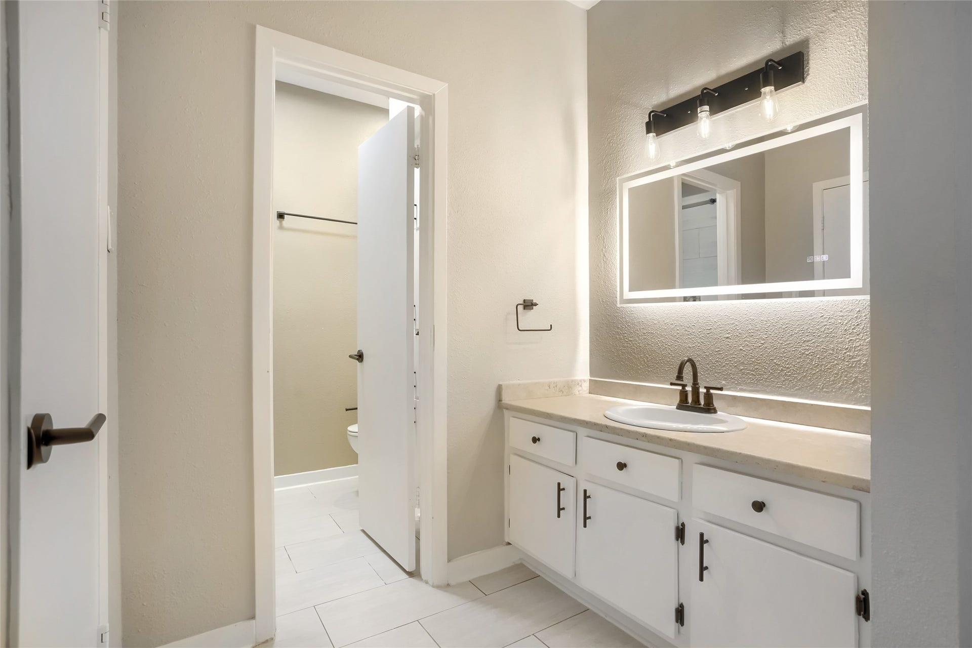 1818 Augusta Drive, #13, Houston, TX 77057 Large Primary Bathroom Separated Dimmable Backlit Led Vanity Mirror w/ Quartz Countertops