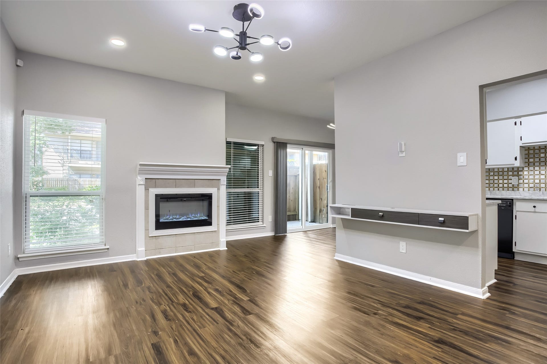 1818 Augusta Drive, #13, Houston, TX 77057 Mock Fireplace with multiple Light and Heat Settings