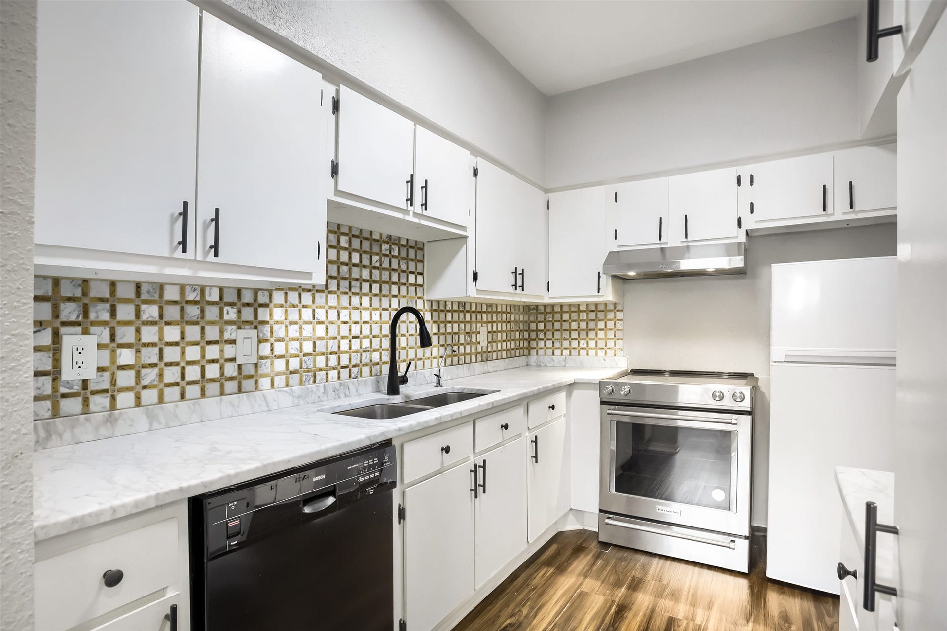 1818 Augusta Drive, #13, Houston, TX 77057 1818 Augusta Drive, #13, Houston, TX 77057