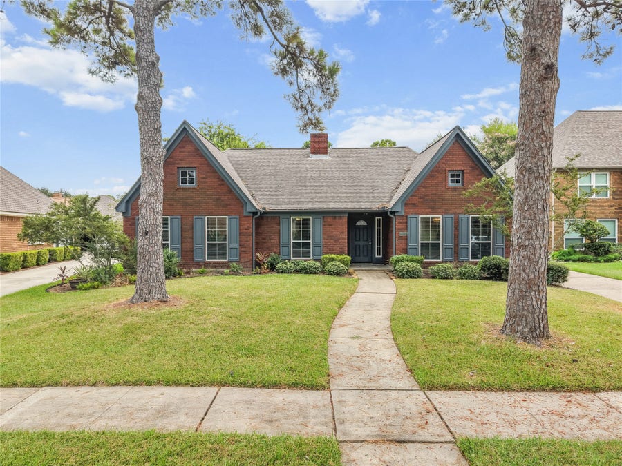 Property photo for 2105 Murfield Drive, League City, TX