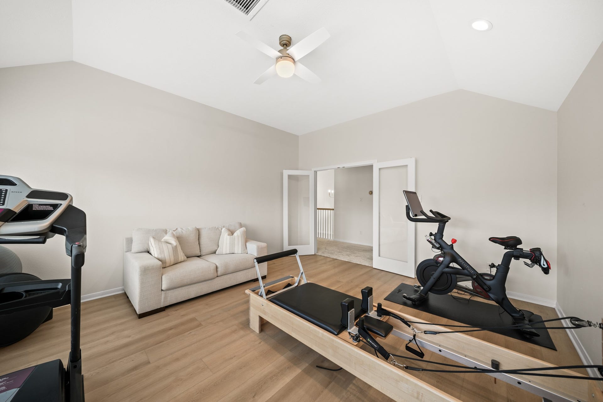 403 Trail Head Street, Friendswood, TX 77546 Versatile flex space ideal for a home gym, media room, playroom, or office.