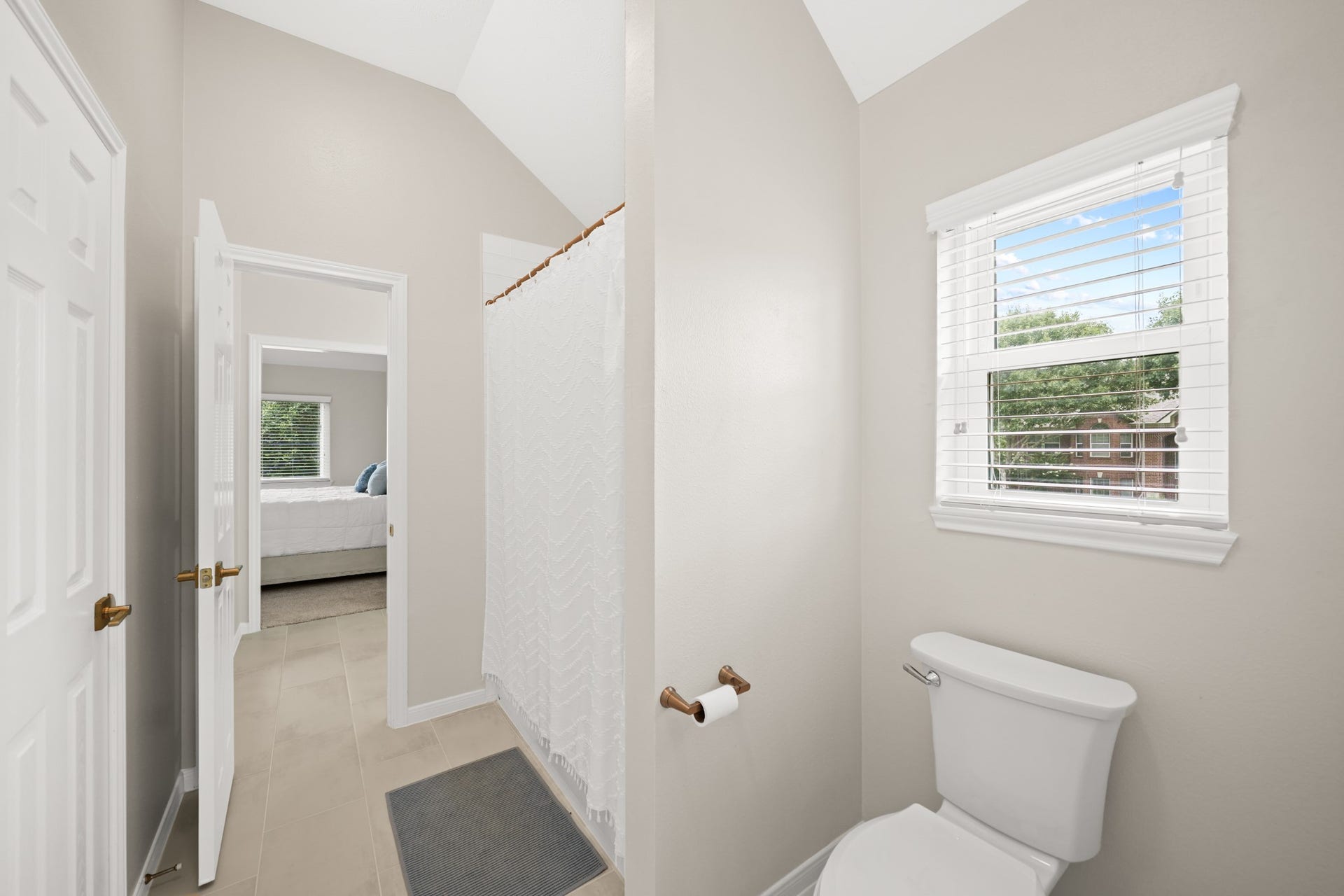 403 Trail Head Street, Friendswood, TX 77546 Jack n Jill bath