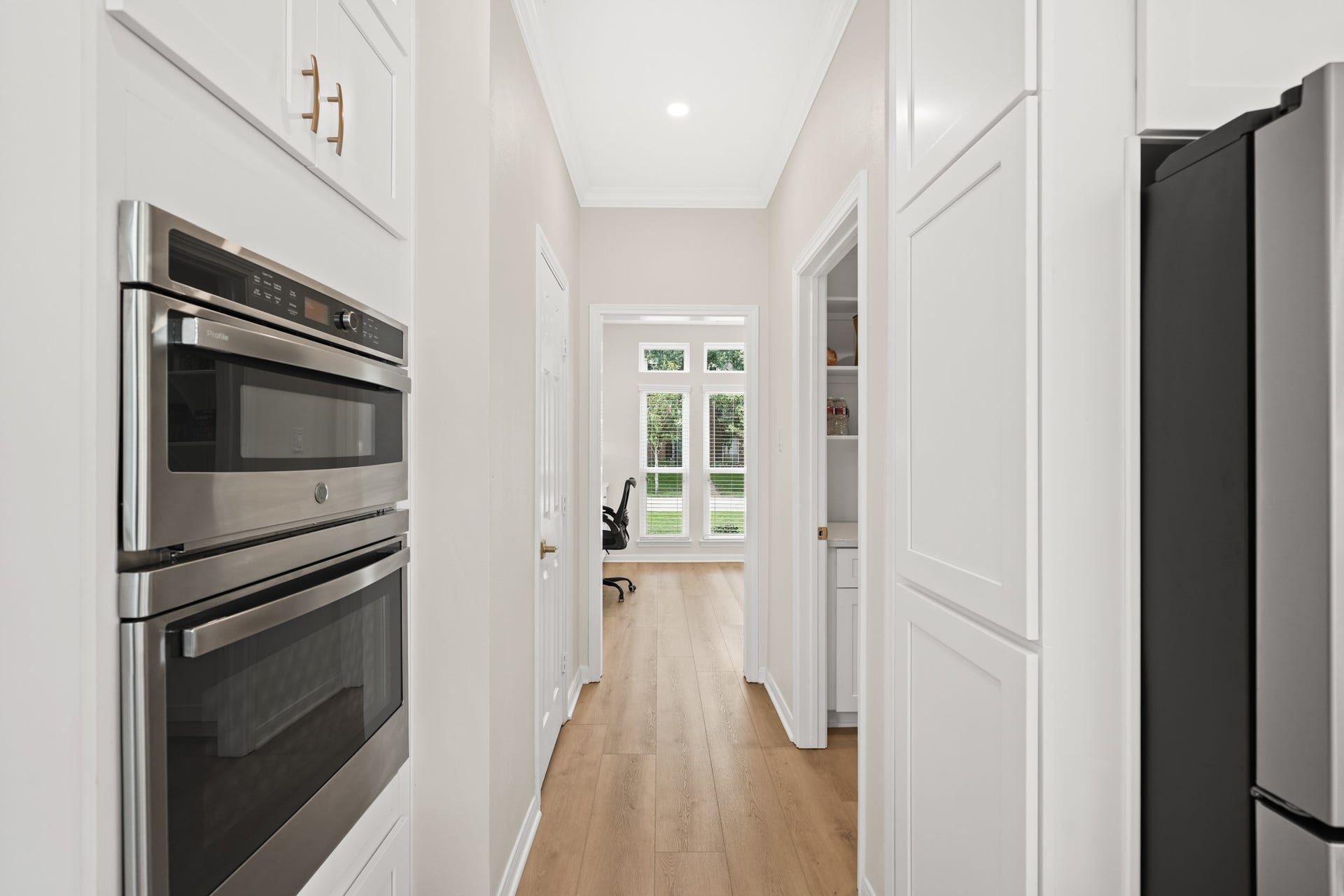 403 Trail Head Street, Friendswood, TX 77546 A true standout, the kitchen is enhanced by a dedicated appliance pantry and an impressive walk-in butlers pantry.