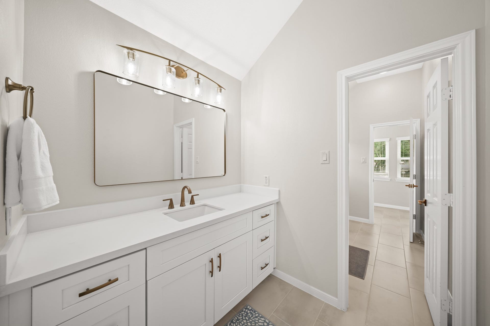 403 Trail Head Street, Friendswood, TX 77546 Jack n Jill bath