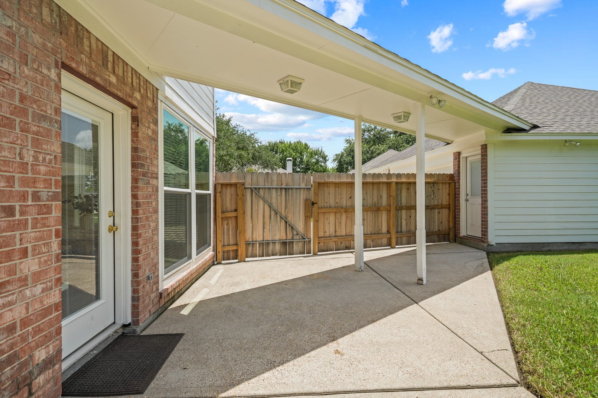 403 Trail Head Street, Friendswood, TX 77546 Covered patio perfect for year-round outdoor entertaining.