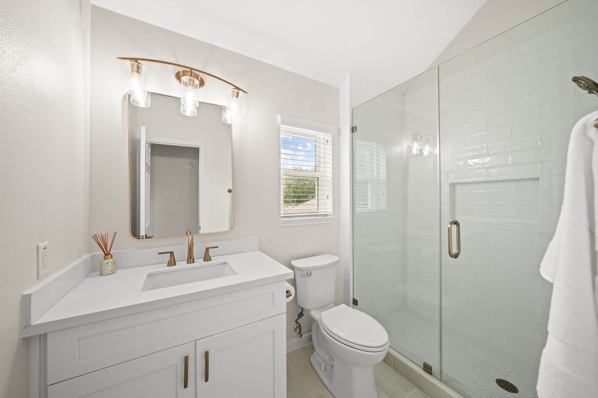 403 Trail Head Street, Friendswood, TX 77546 Upstairs bathroom