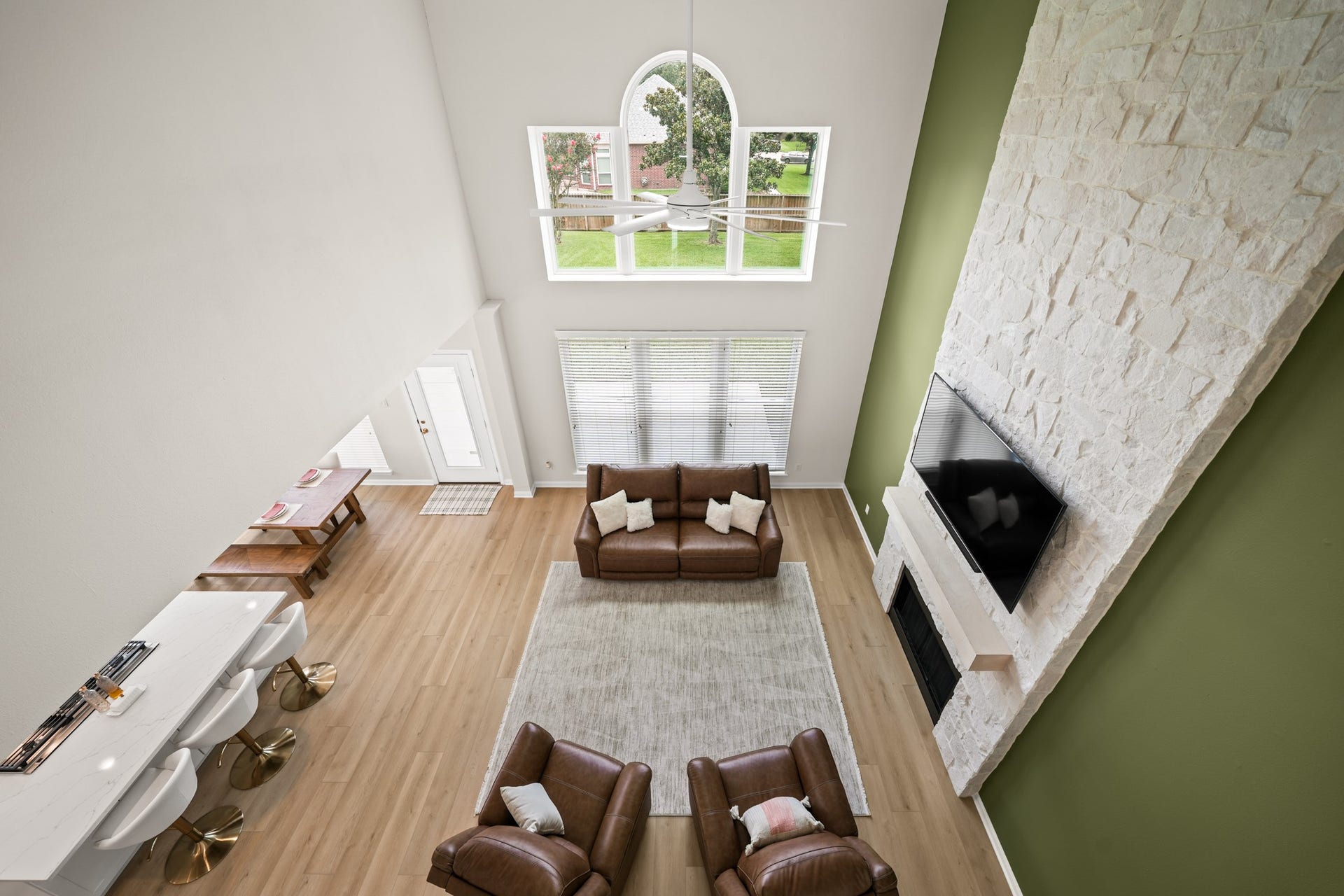 403 Trail Head Street, Friendswood, TX 77546 Open-concept living with soaring ceilings and beautiful views of the backyard.