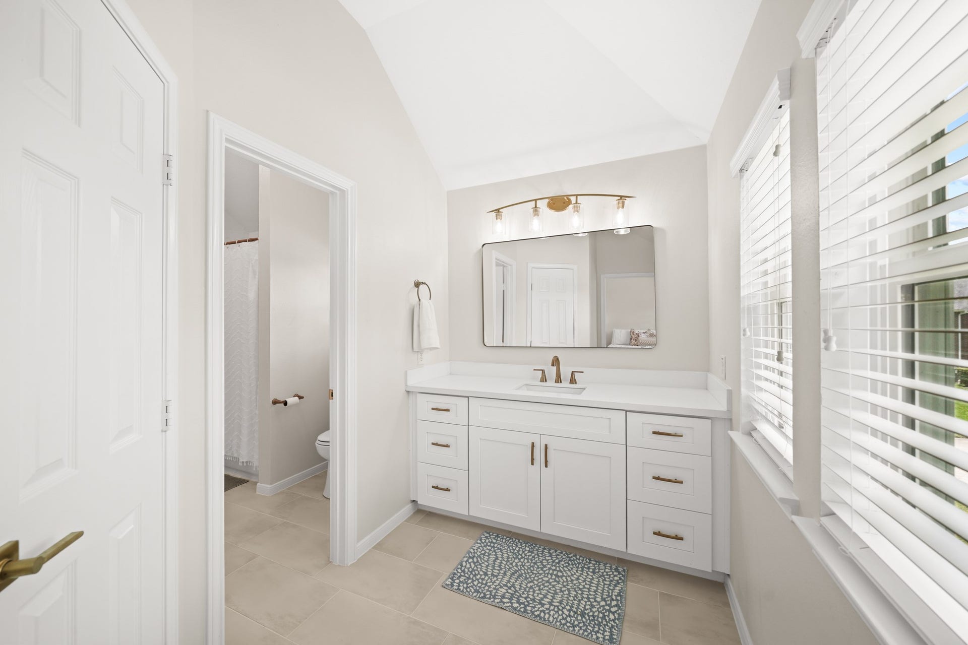 403 Trail Head Street, Friendswood, TX 77546 Jack n Jill bath