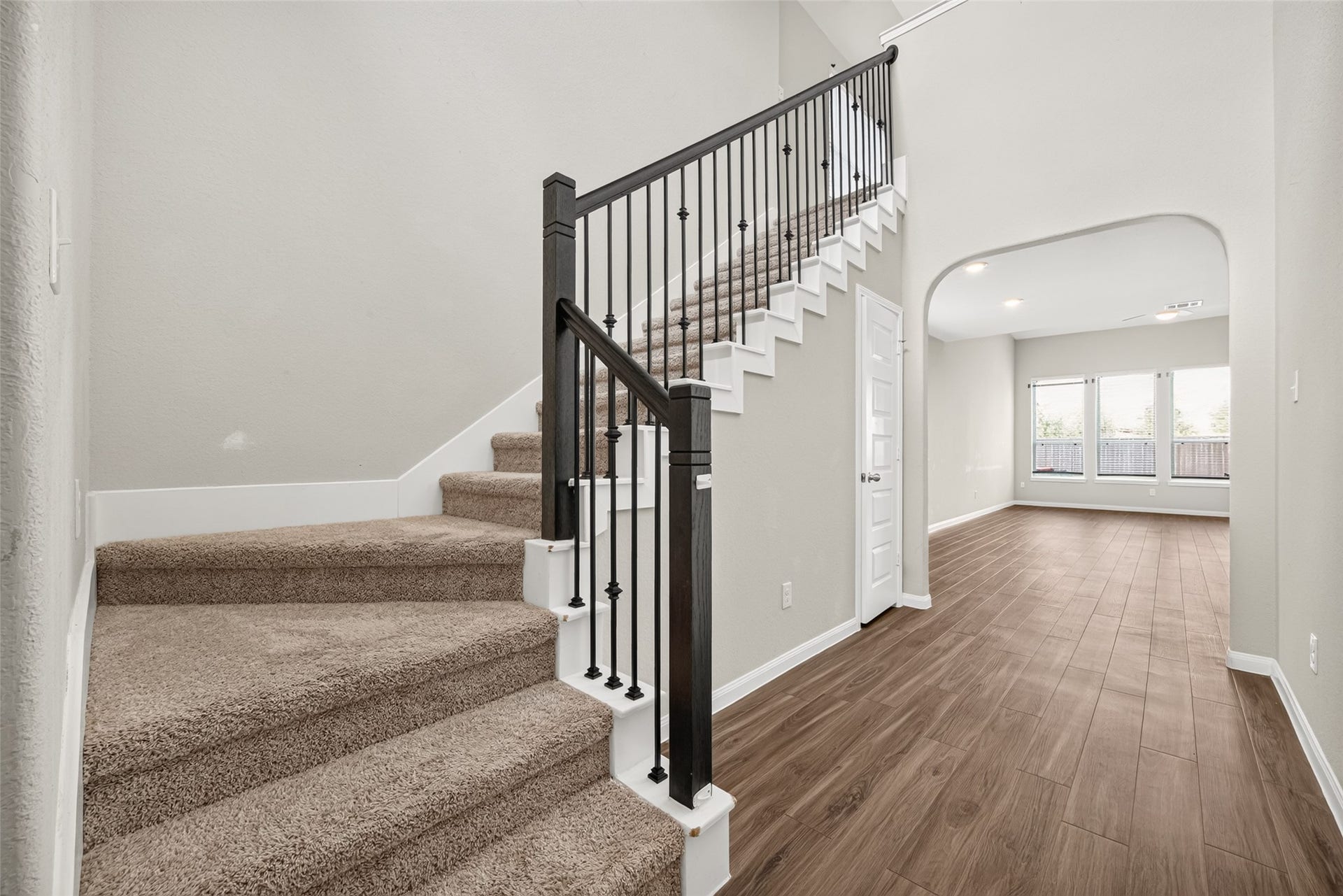 5342 Briana Dee Drive, Rosharon, TX 77583 High Ceiling Foyer