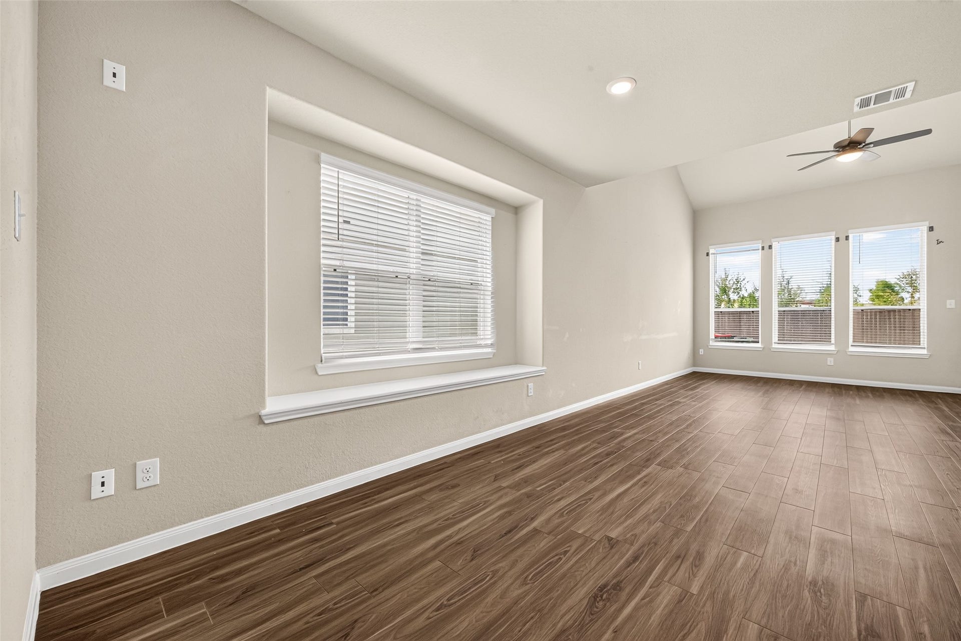 5342 Briana Dee Drive, Rosharon, TX 77583 bench window for extra seats in the dining area