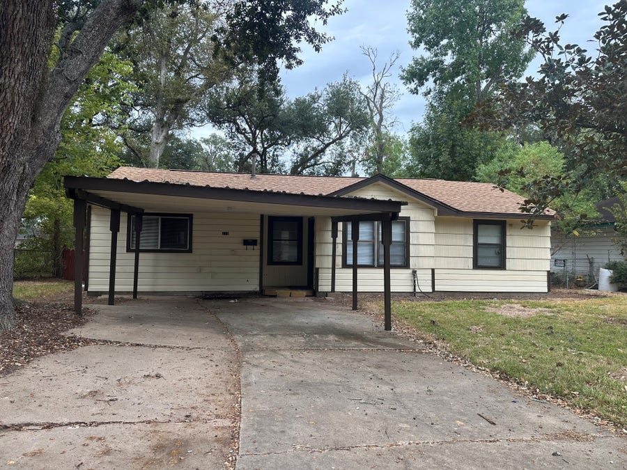 Property photo for 215 Cypress Street, Lake Jackson, TX