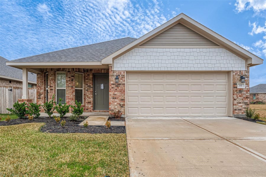 Property photo for 35 Greenbriar Loop, Angleton, TX