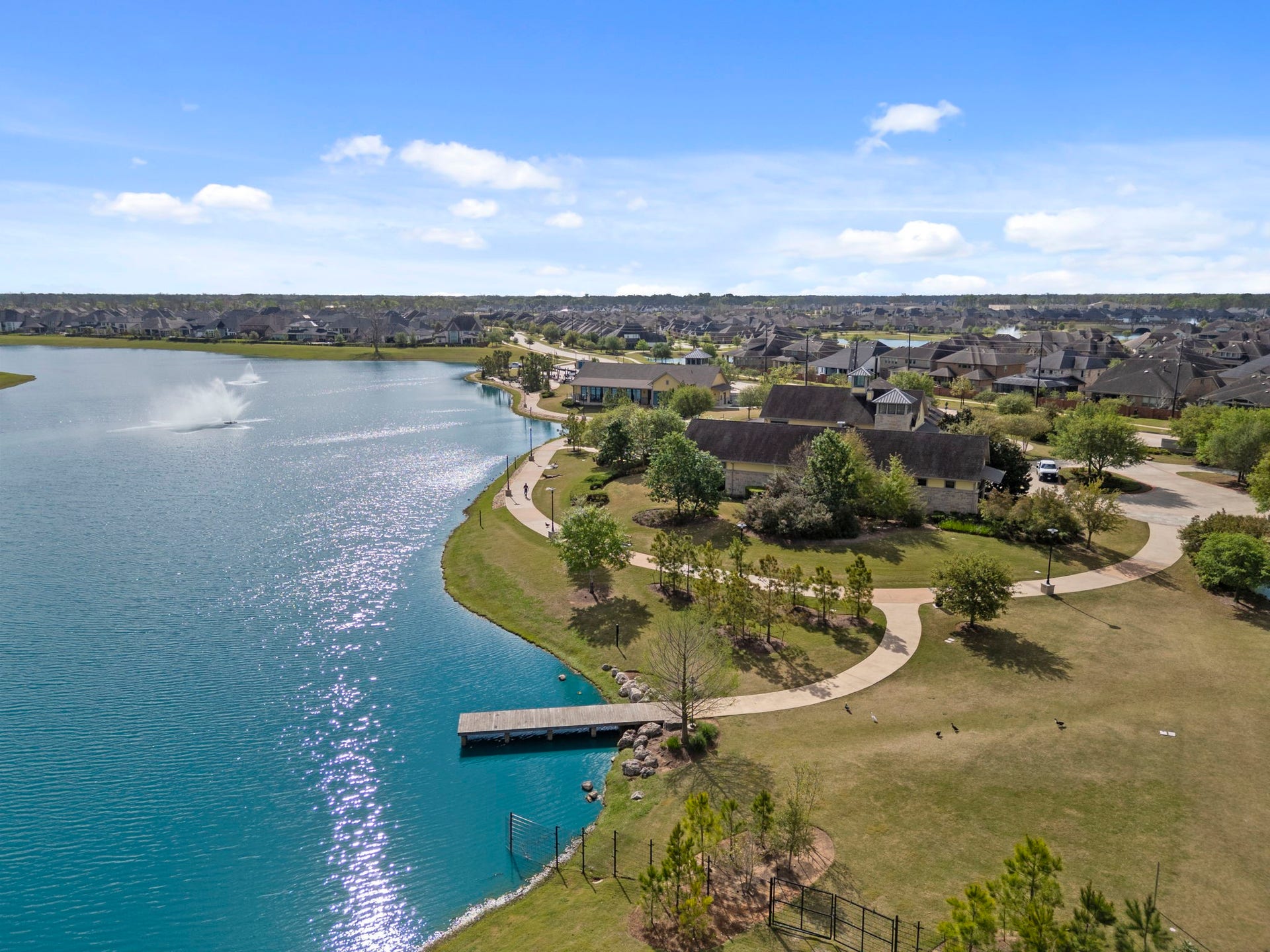 1806 Sienna Grove Drive, Missouri City, TX 77459 Surrounded by local running trails