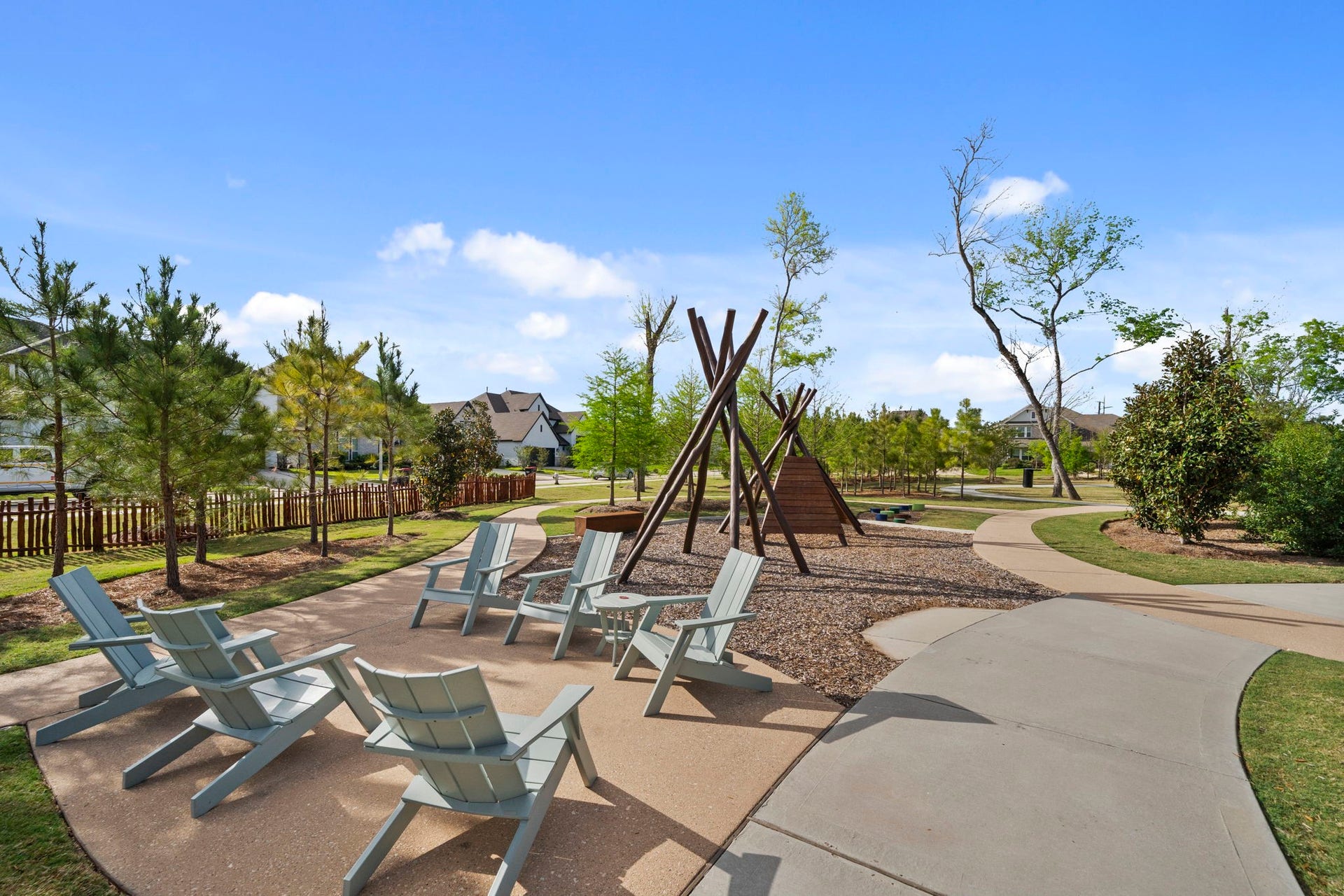 1806 Sienna Grove Drive, Missouri City, TX 77459 Across the street from ahighly used community park with playground and plenty of sitting areas.