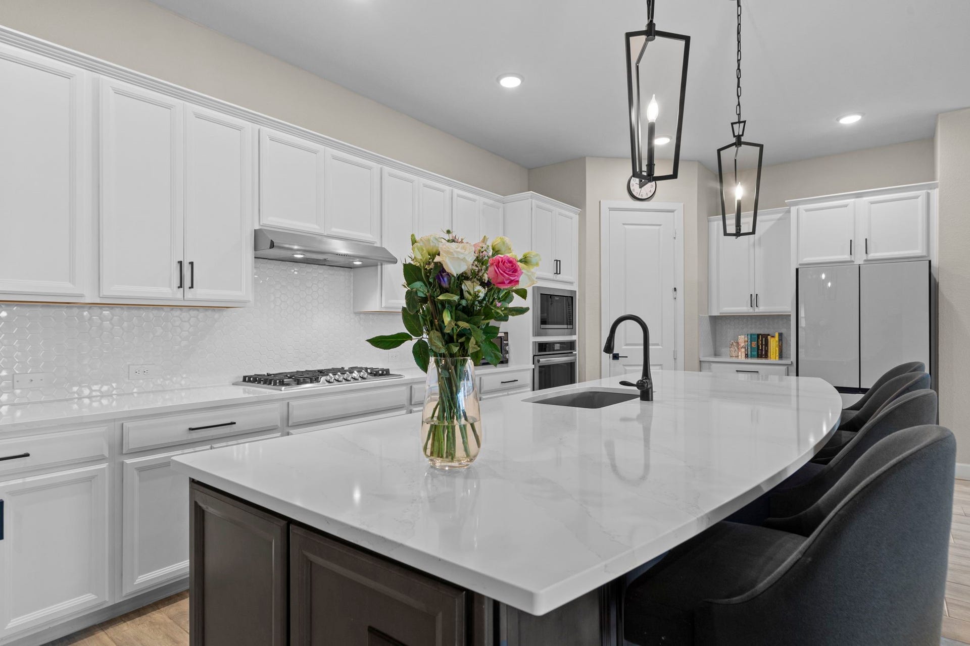 1806 Sienna Grove Drive, Missouri City, TX 77459 Spacious kitchen featuring all stainless steel appliances.