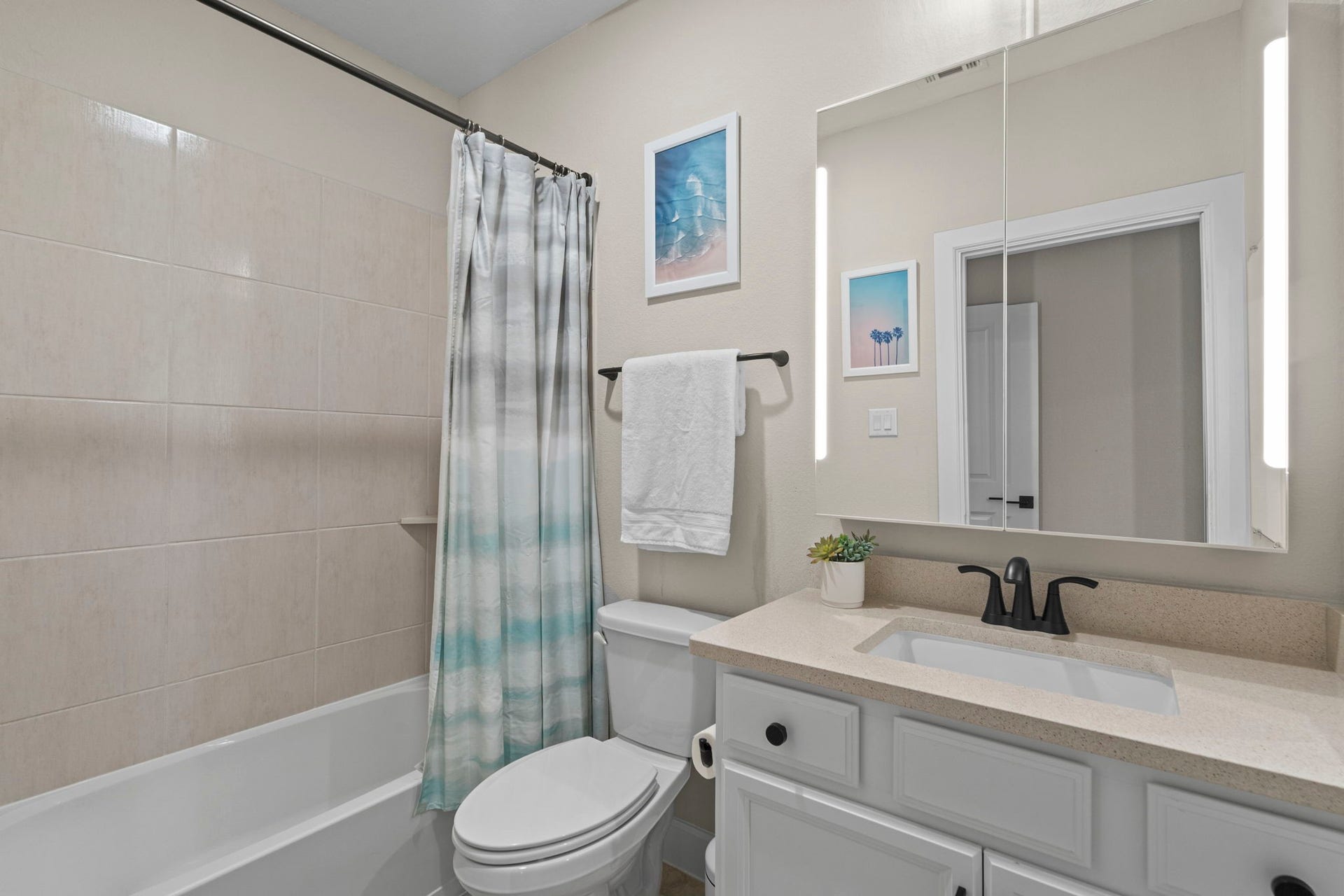 1806 Sienna Grove Drive, Missouri City, TX 77459 Bathroom connected to the secondary bathroom.